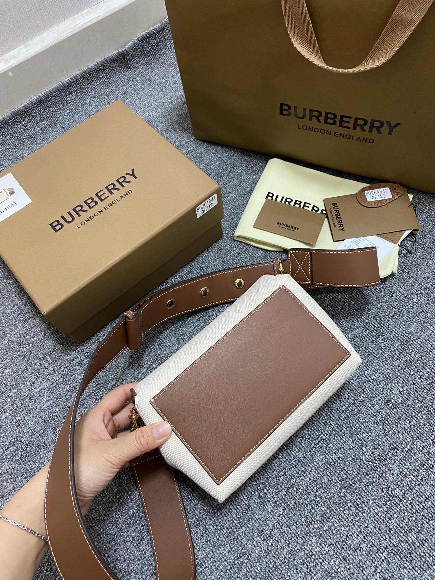 Burberry Vintage 454153 (2) 18 x 8 x 12cm