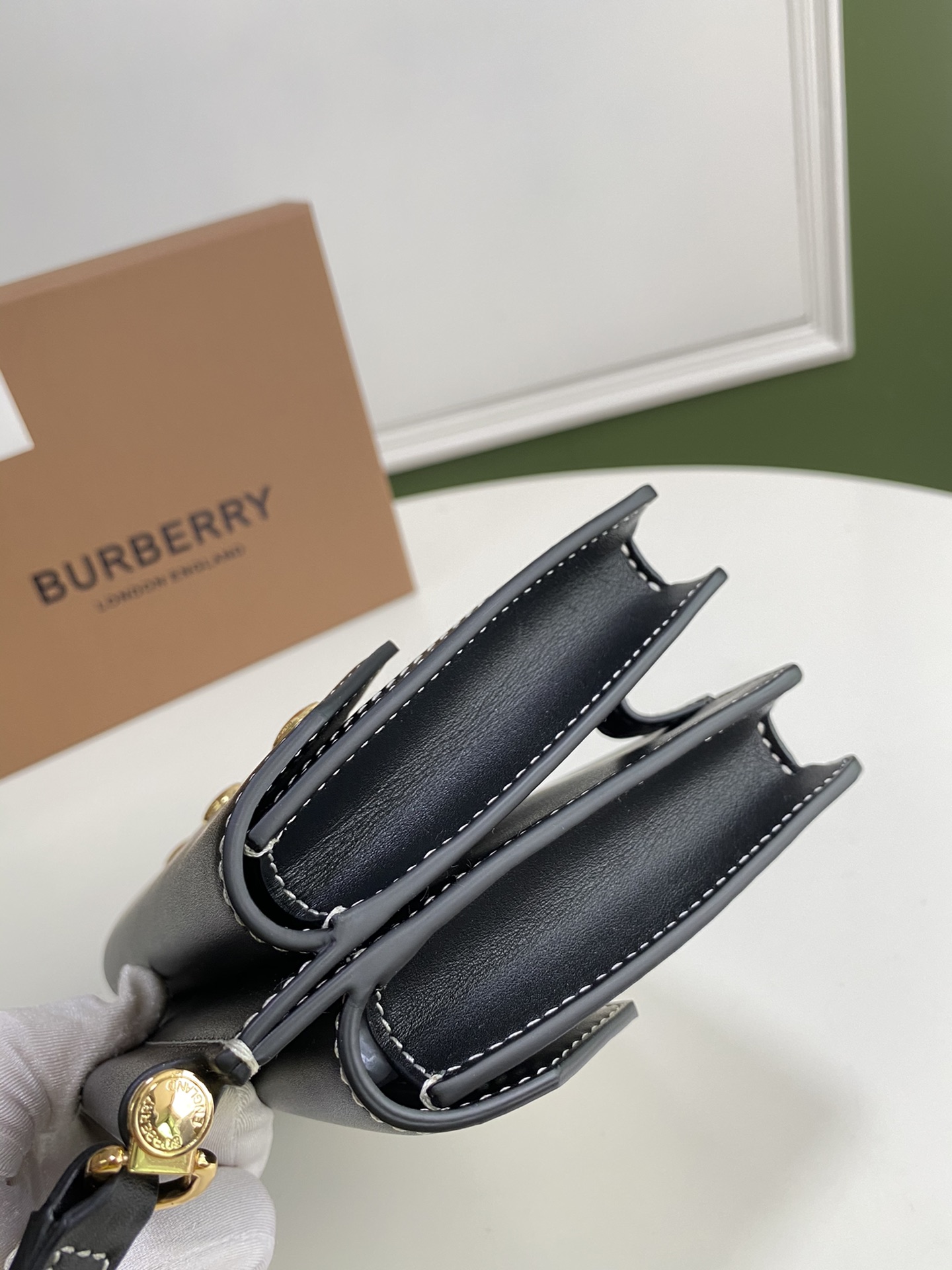 Burberry 611163 (2) 19 x 5 x 15cm