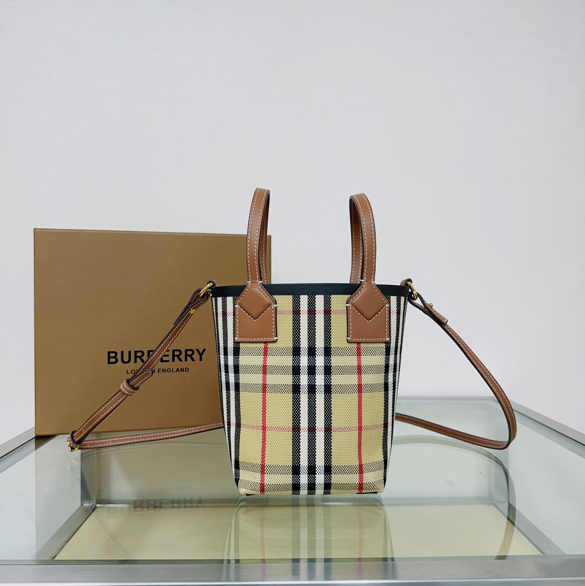 Burberry 461153 13 x 8.5 x 19.5cm