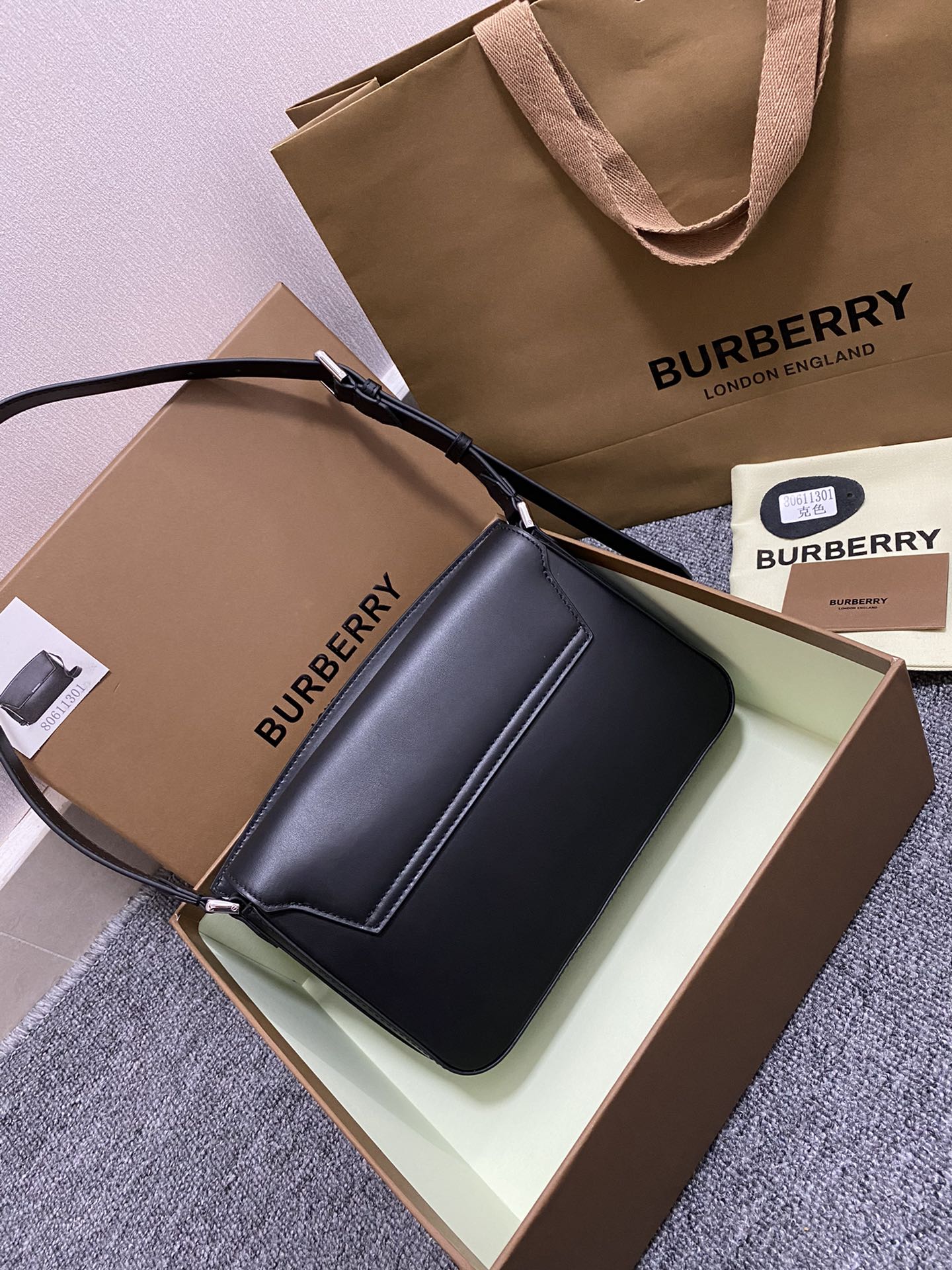 Burberry (31) 24 x 5.5 x 17.5cm