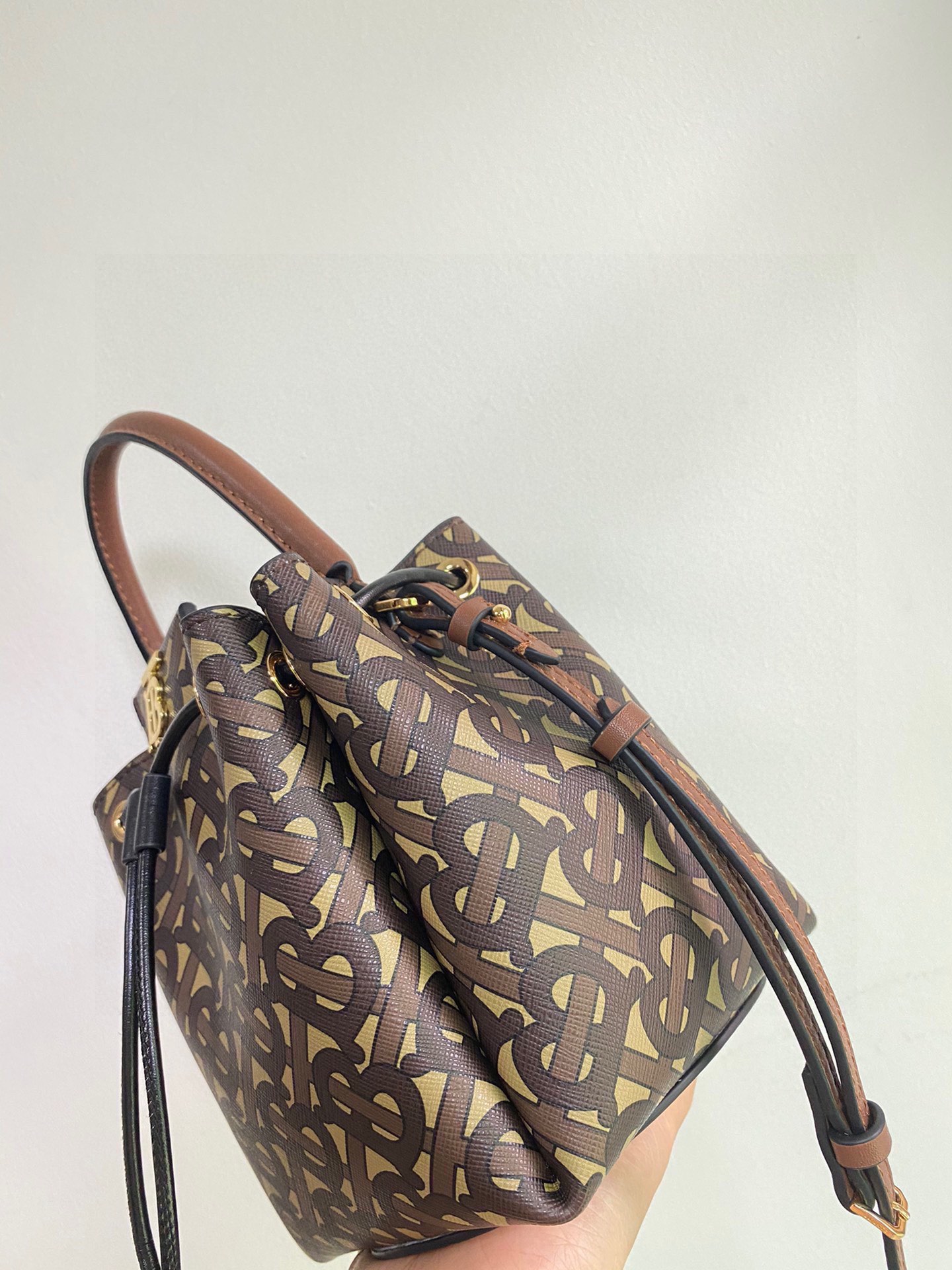 Burberry 541155 16 x 15 x 17.5cm