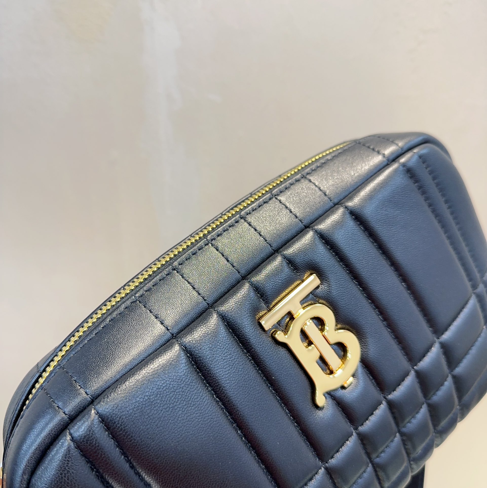 Burberry Lola  021163 (2)  24 x 6× 15cm