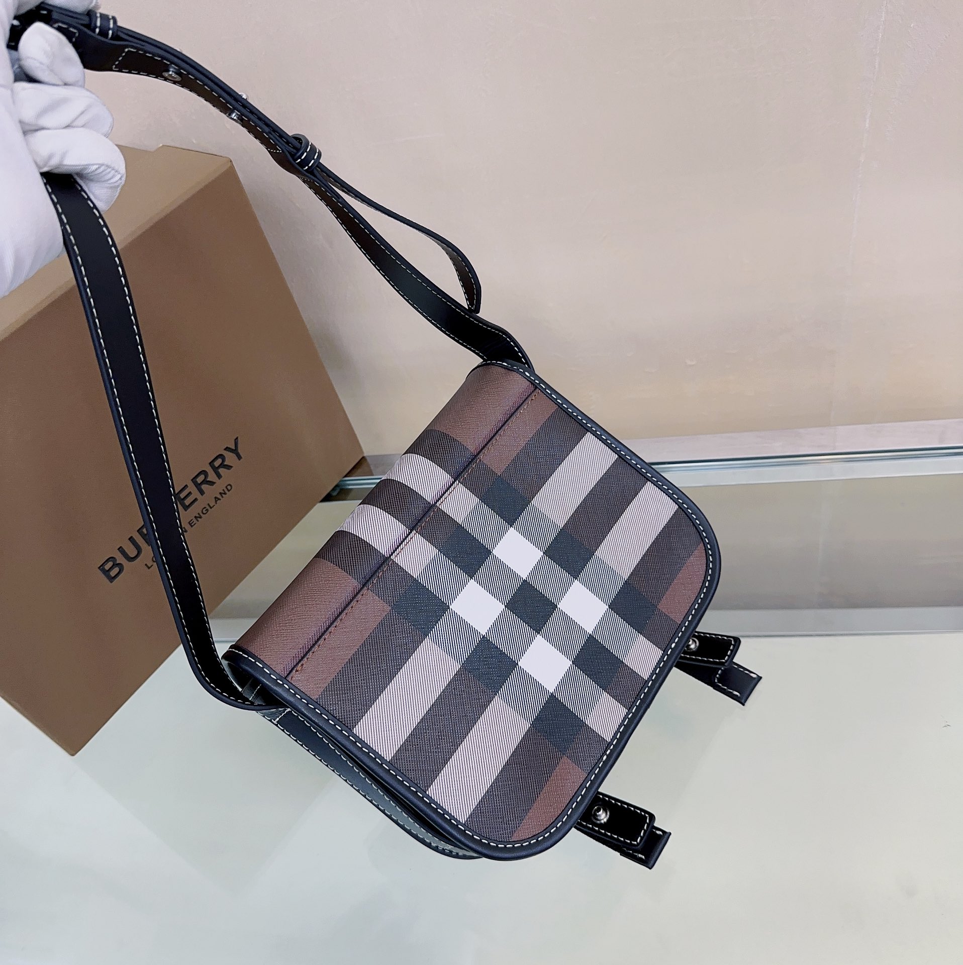 Burberry 655257 22 x 7 x 19cm