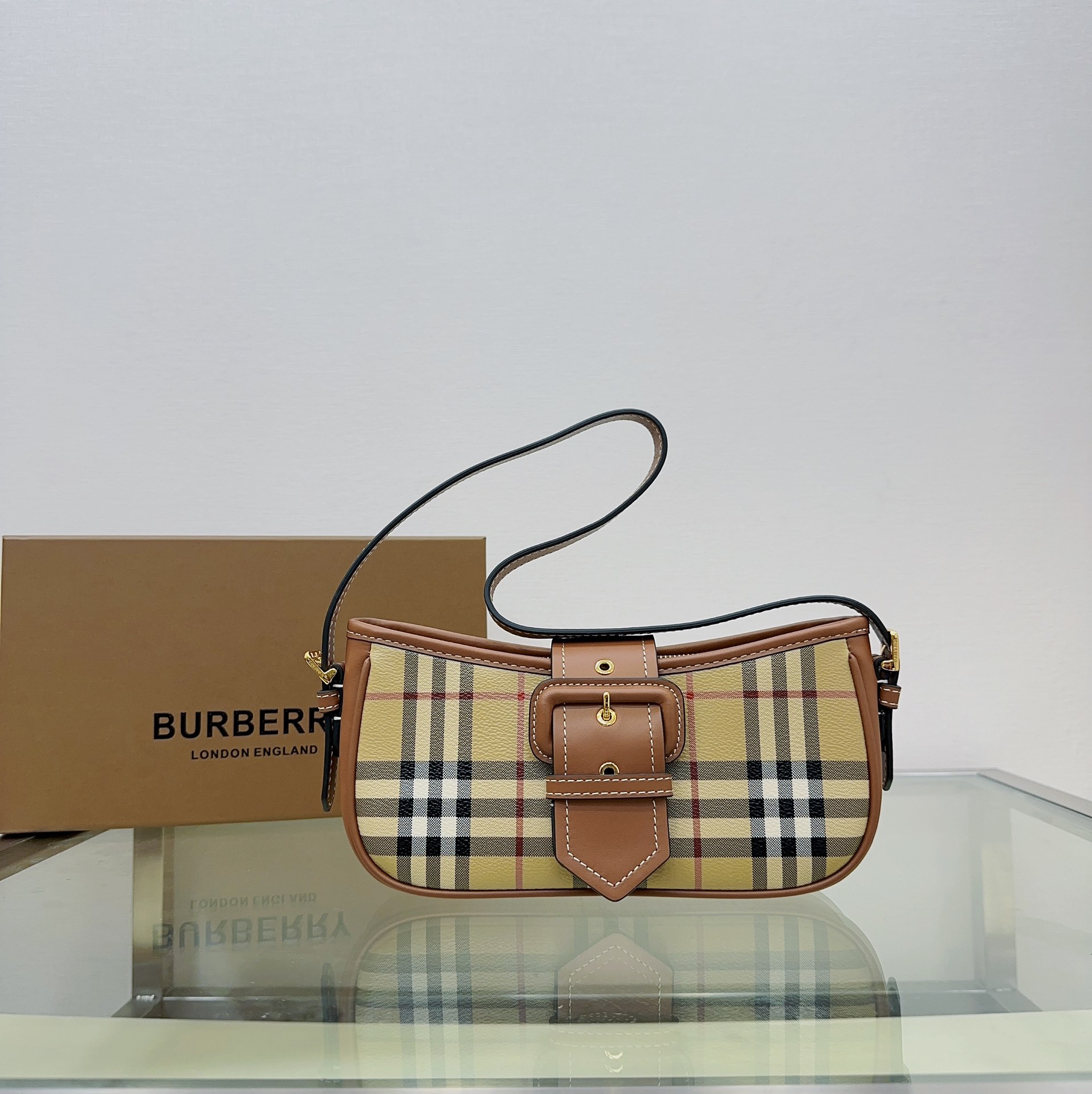 Burberry 563153 26 x 6 x 12cm