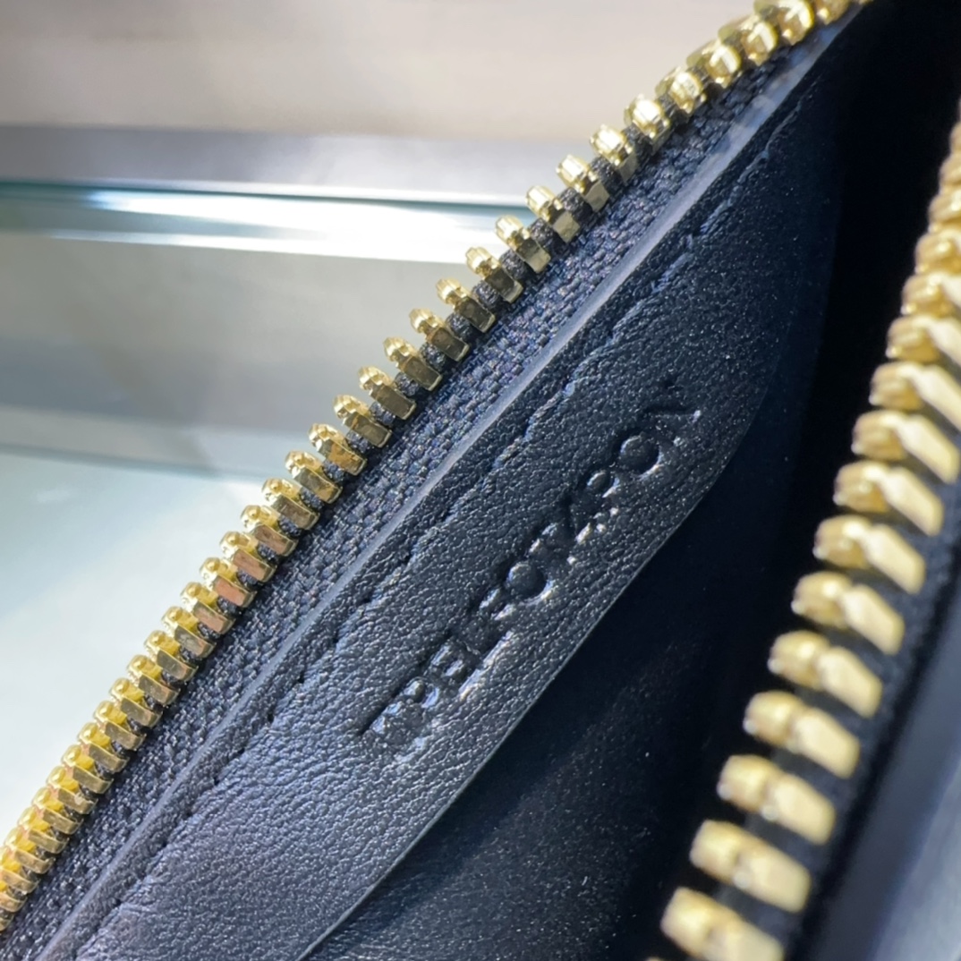 Burberry 582163 32 x 7x 17cm