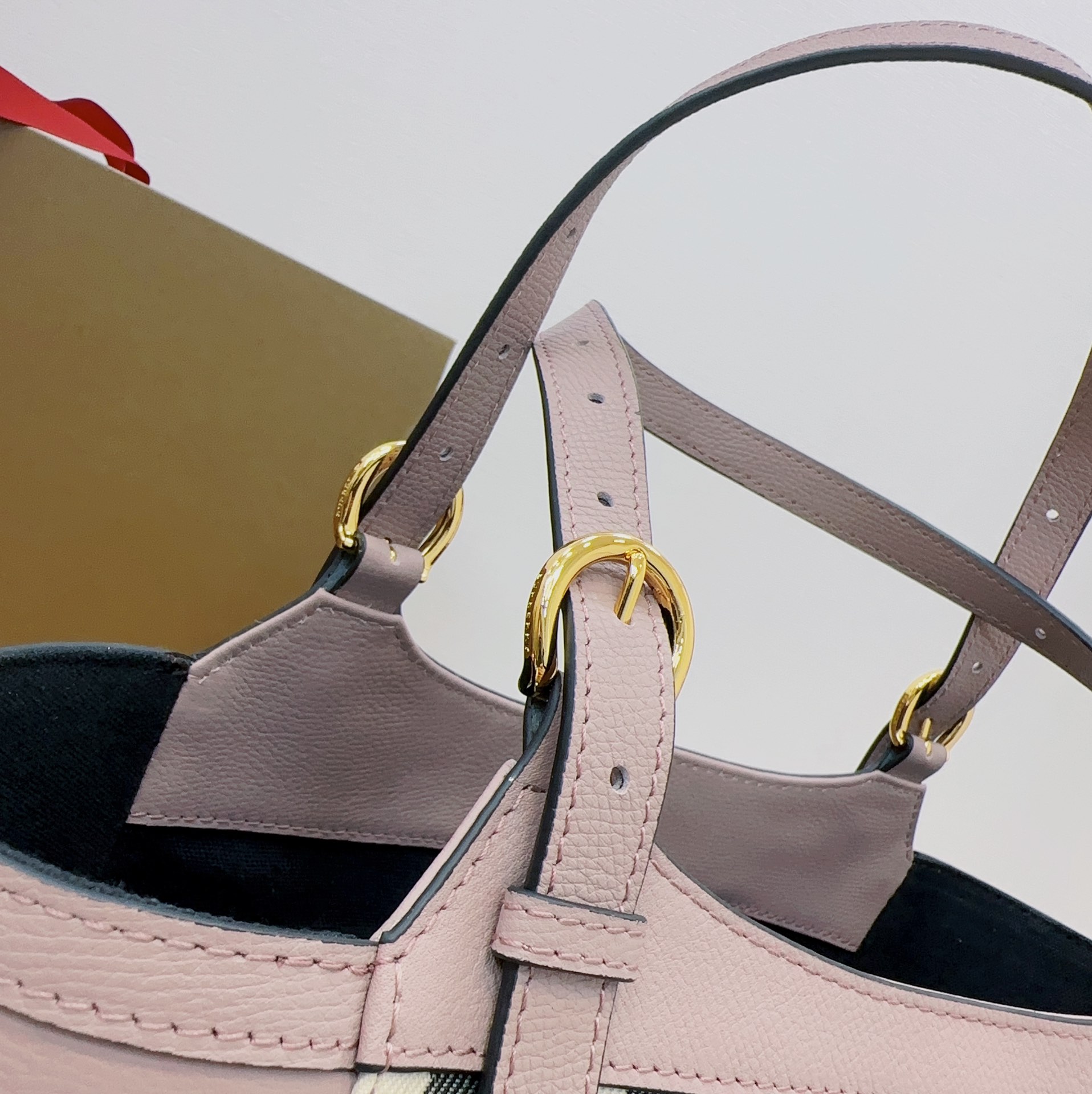 Burberry The Canter 3029150 (2) 26 x 15.5 x 29.5cm