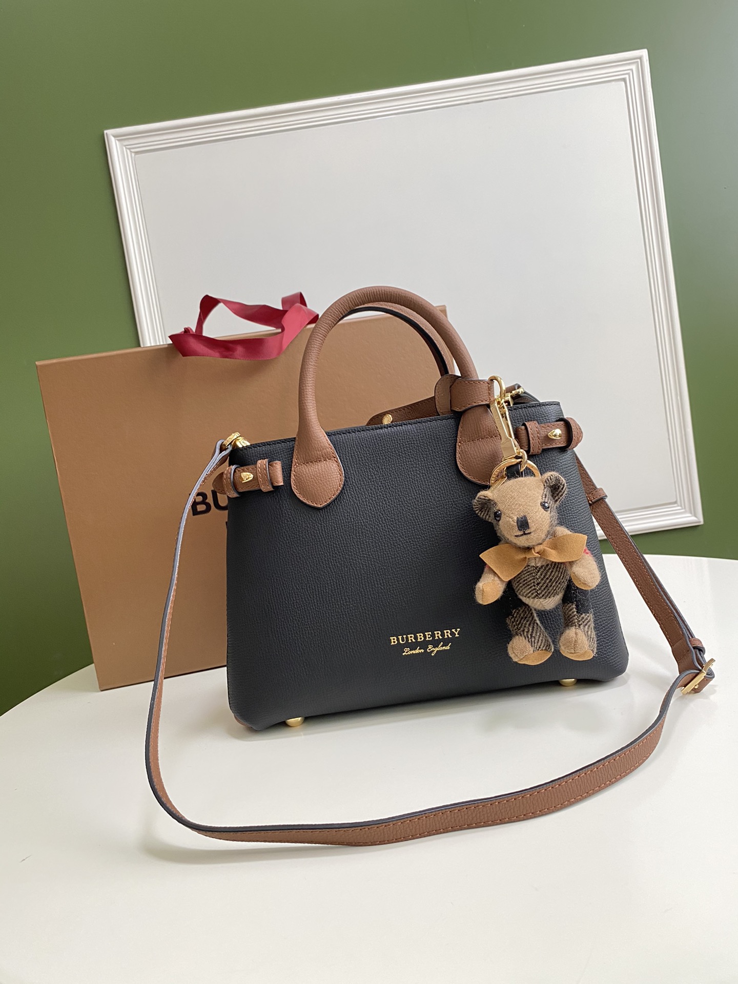 Burberry The Banner 713163 (2) 26cm