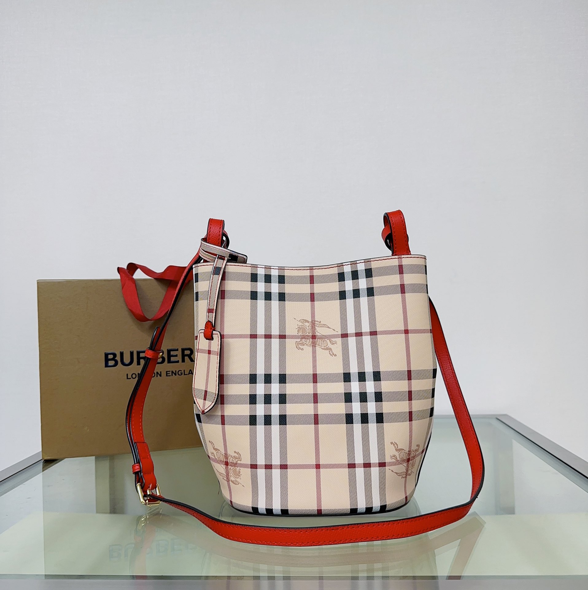 Burberry 158135 (5) 18.5 x 15 x 23.5cm