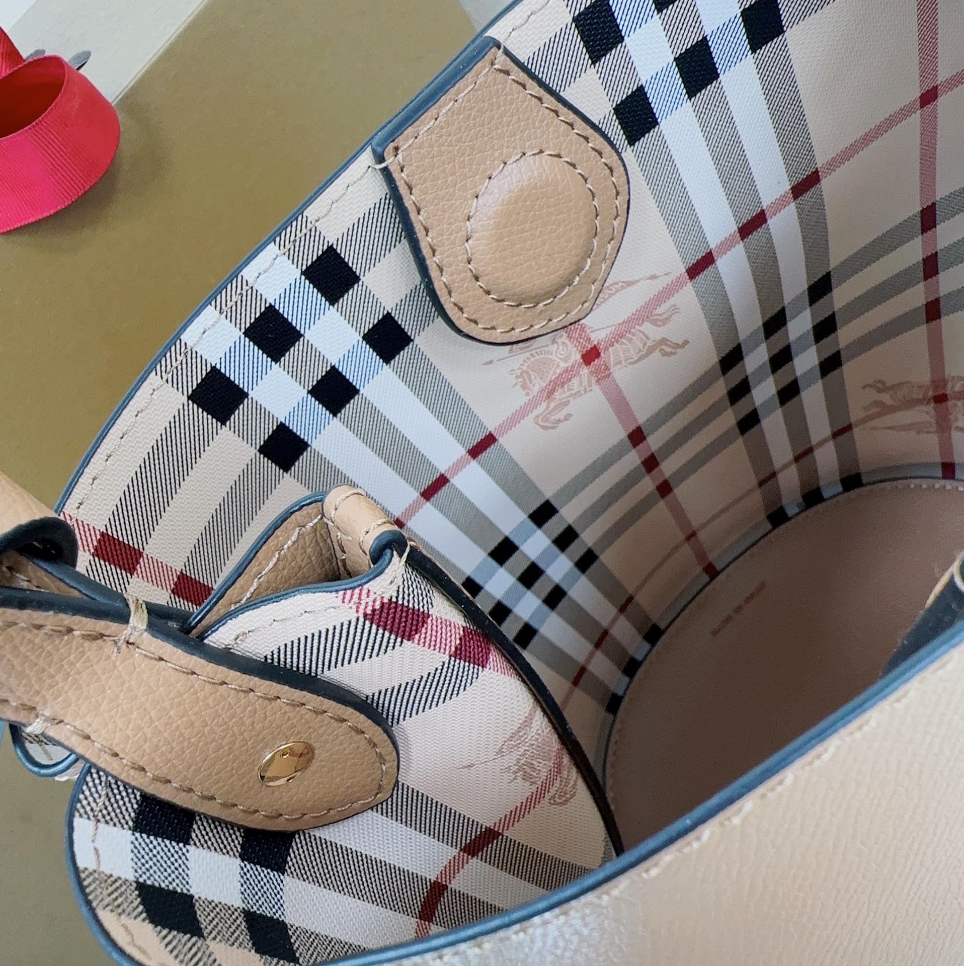 Burberry 158135 (7) 18.5 x 15 x 23.5cm