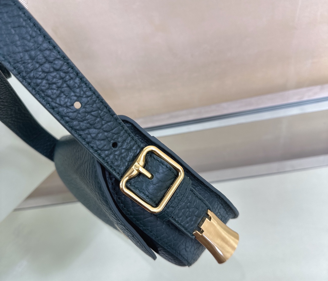 Burberry Chess 579175 (2) 25 × 6.5 x 17.5cm