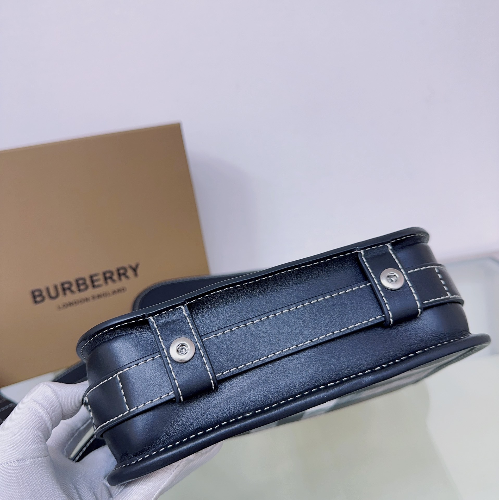 Burberry 655257 22 x 7 x 19cm