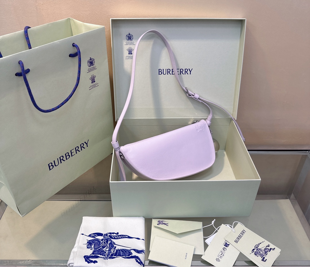 Burberry 580160 (2) 26 x 5.5× 13.5cm