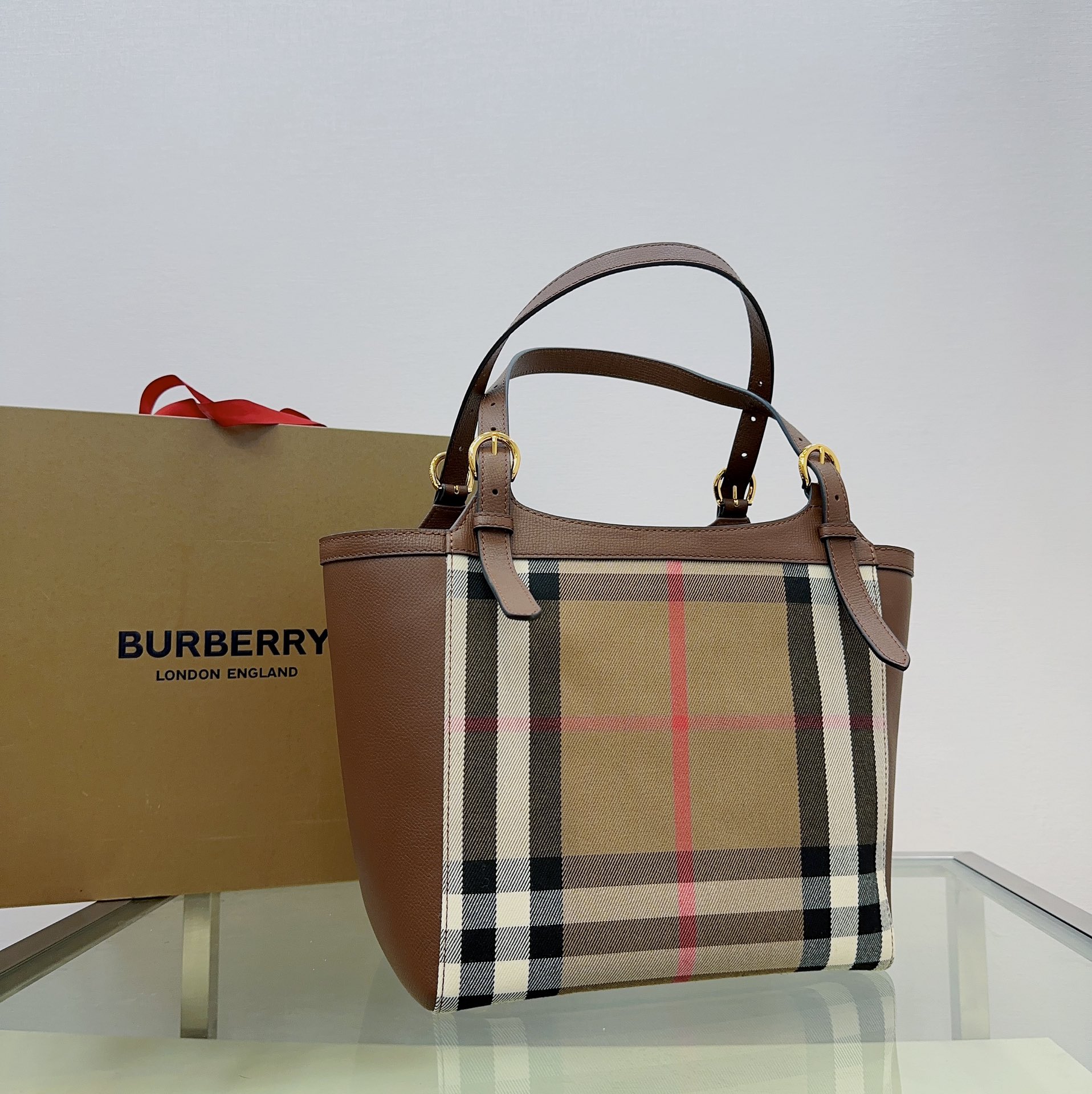 Burberry The Canter 3029150 26 x 15.5 x 29.5cm