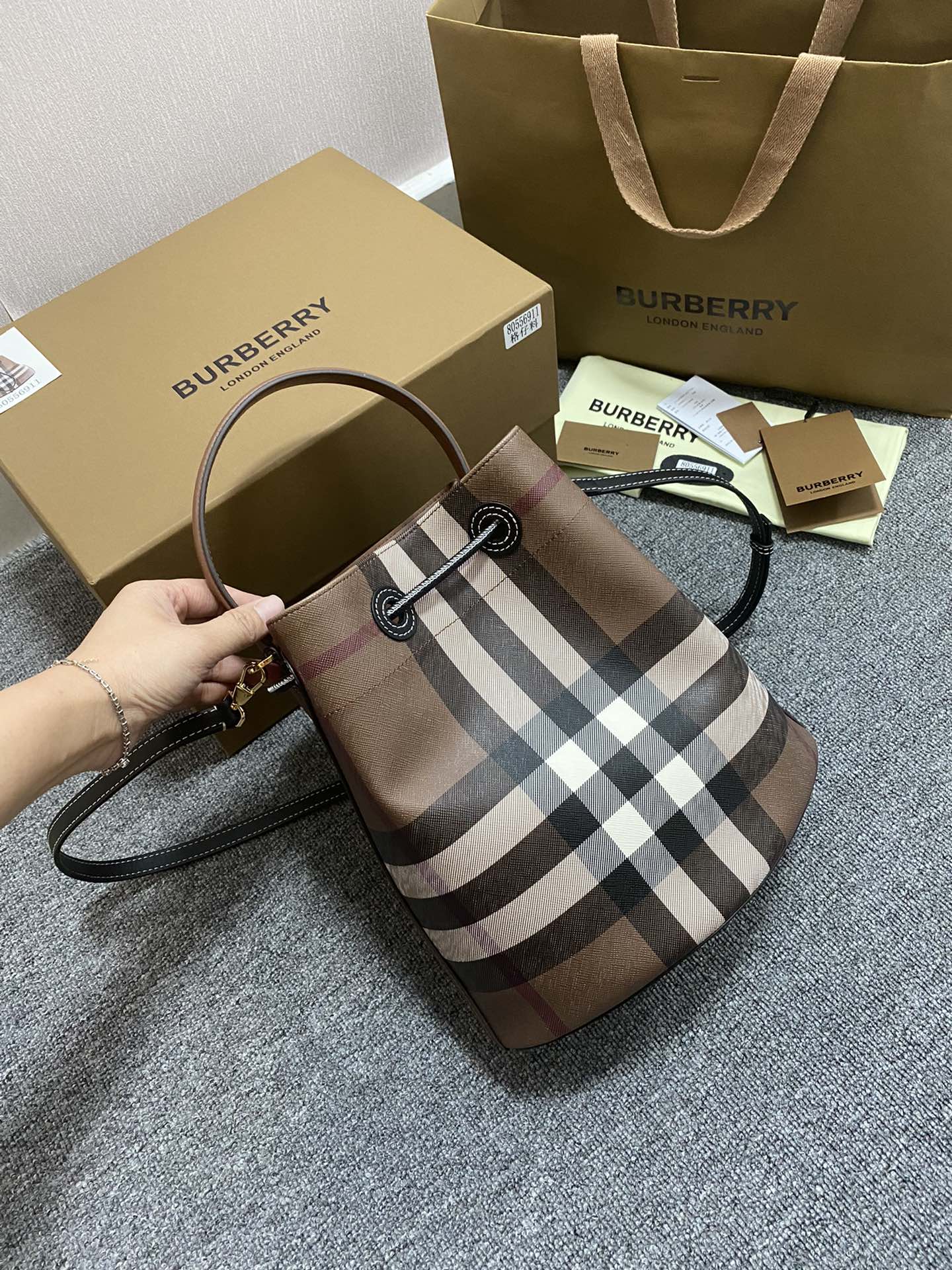 Burberry 6911630 16x26x26cm