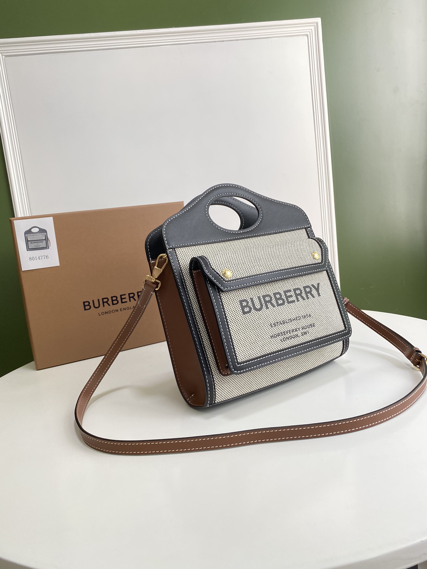 Burberry Horseferry 4776 (2) 23 x 6 x 26.5cm