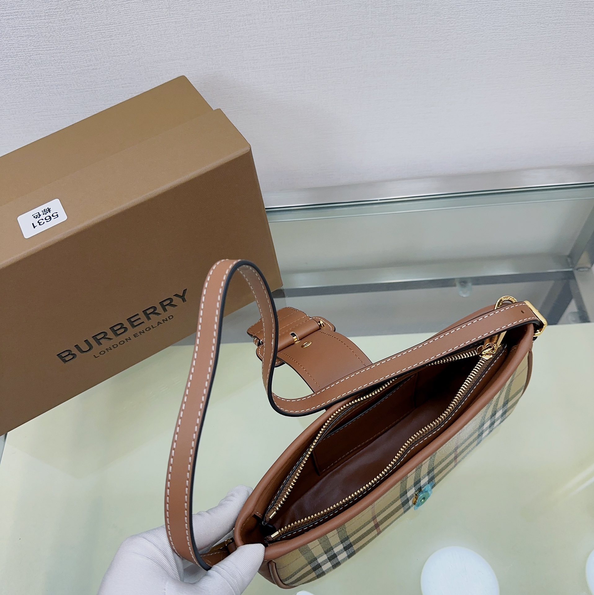 Burberry 563153 26 x 6 x 12cm
