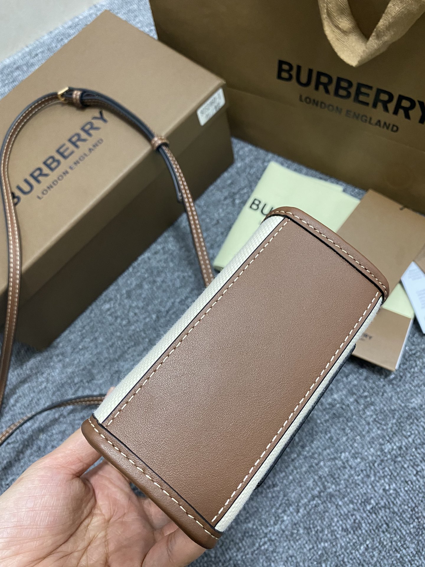 Burberry Frances 460-1460153 (2) 13 x 7.5 x 18cm