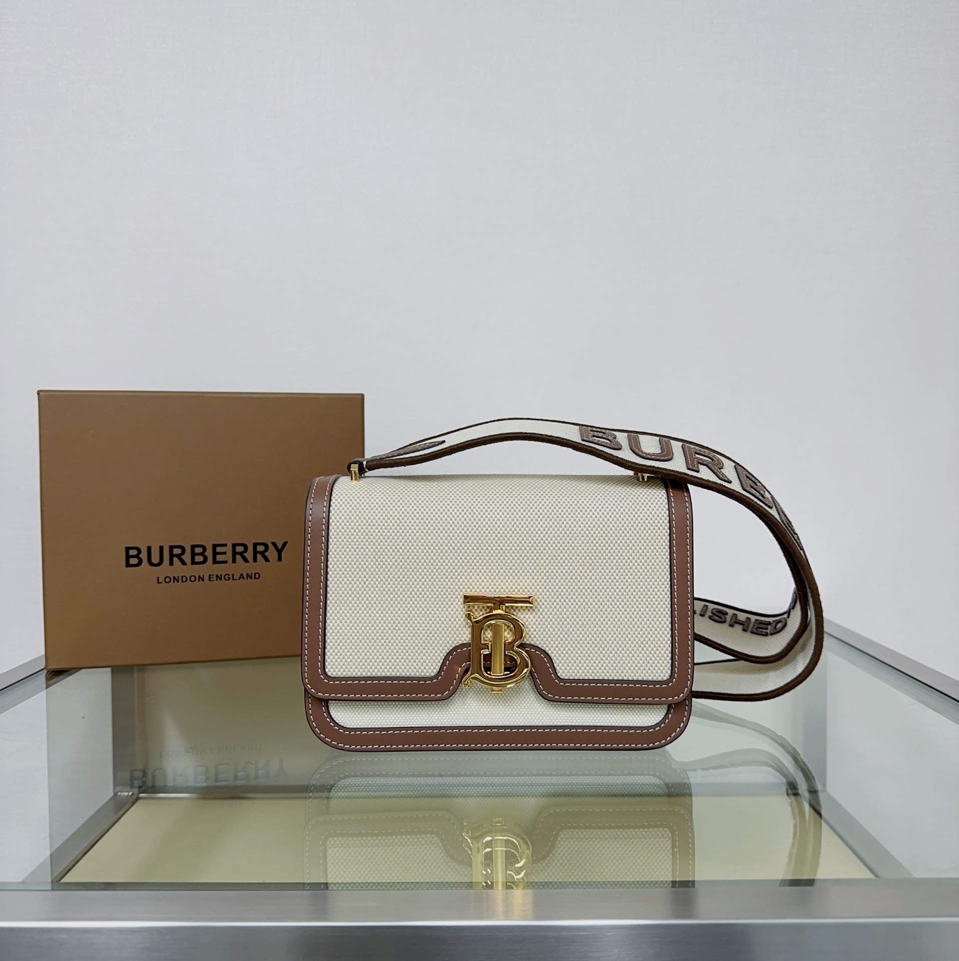 Burberry 419165 21 x 6 x 16cm