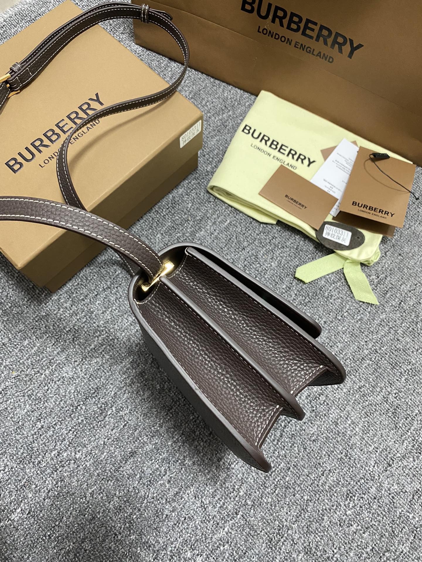 Burberry 331168 (2) 21 x 6 x 16cm