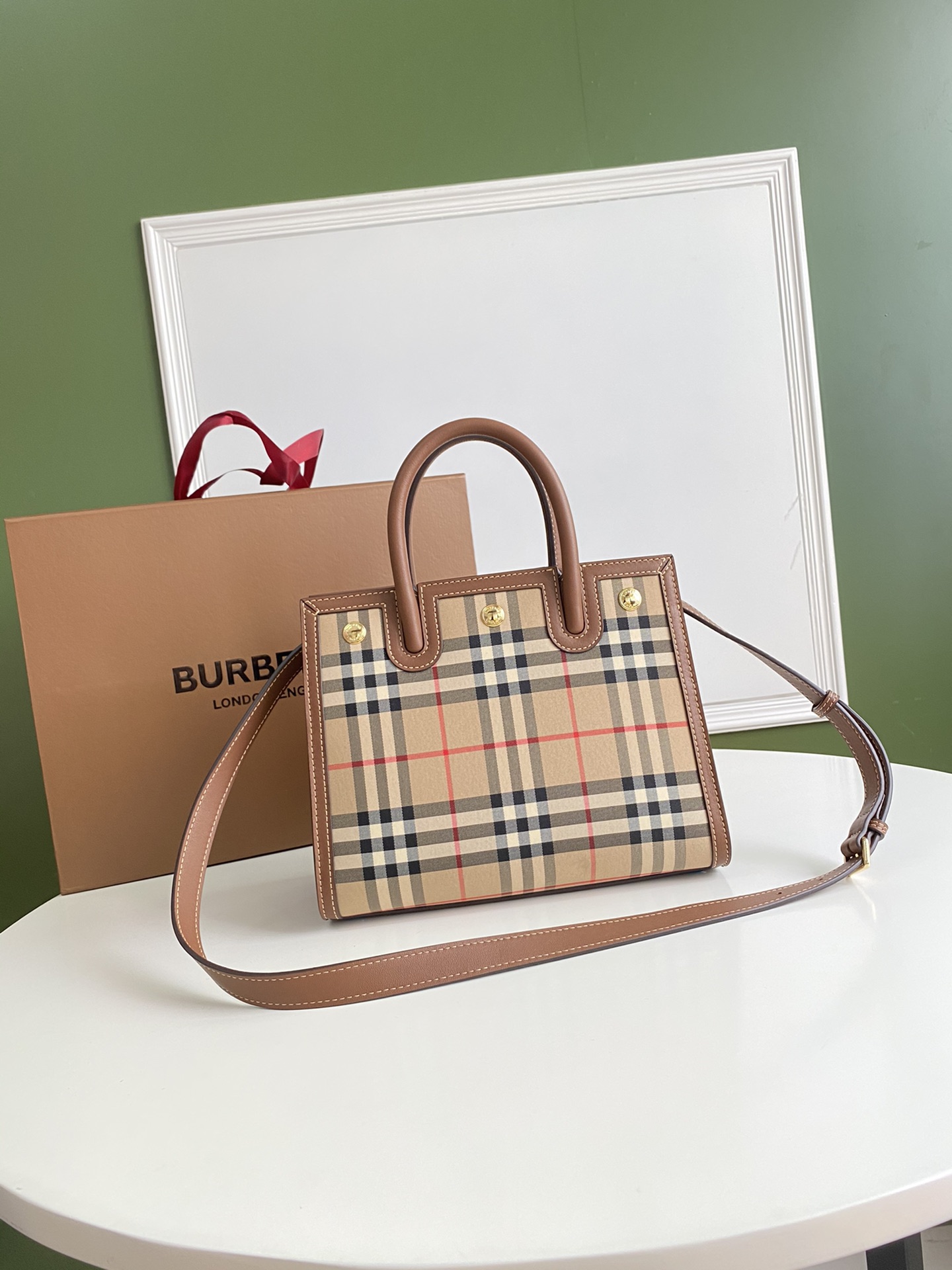 Burberry Title 267170 26 x 13.5 x 20cm