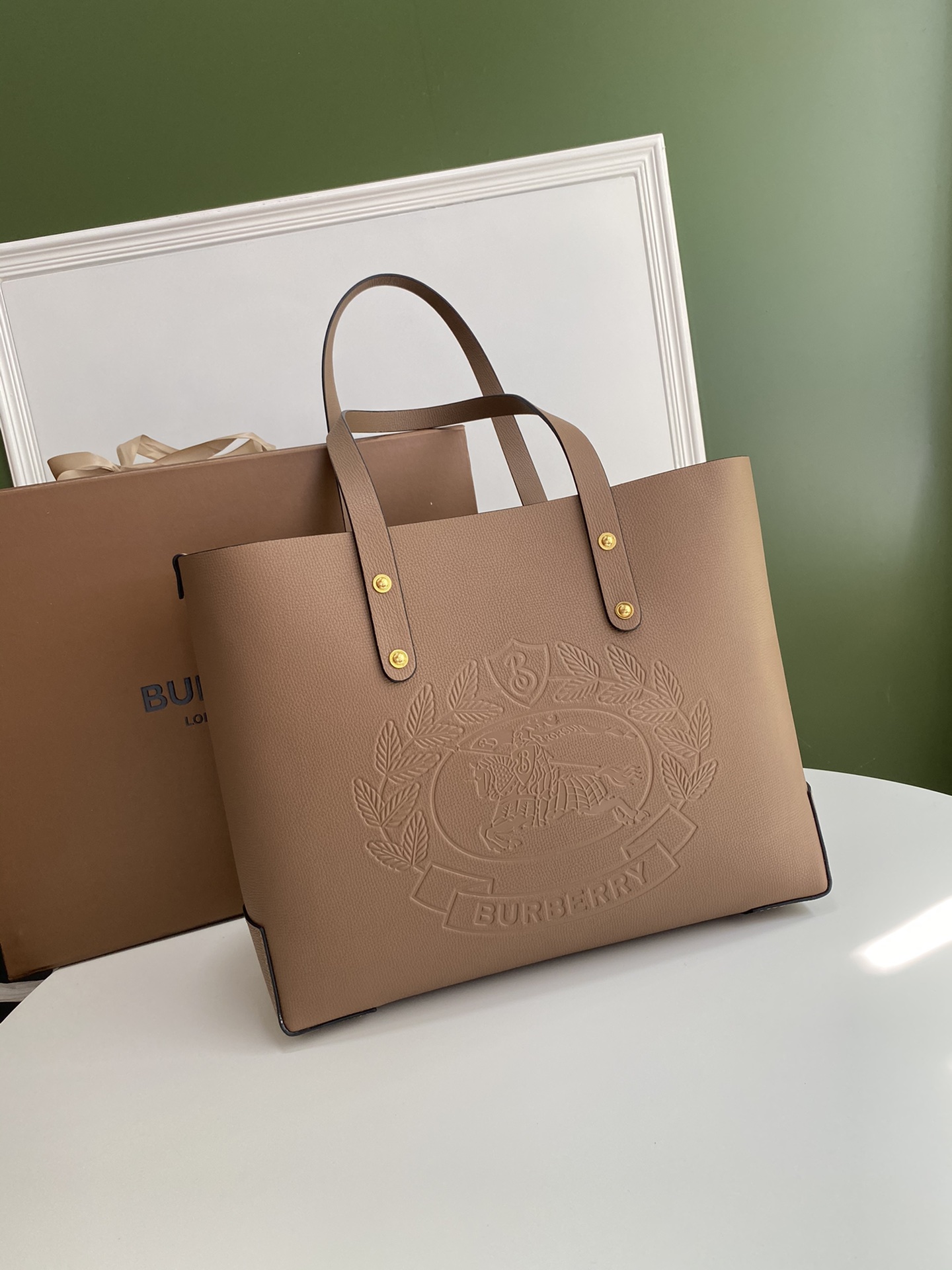 Burberry 208155 (3) 35 x 12 x 29cm