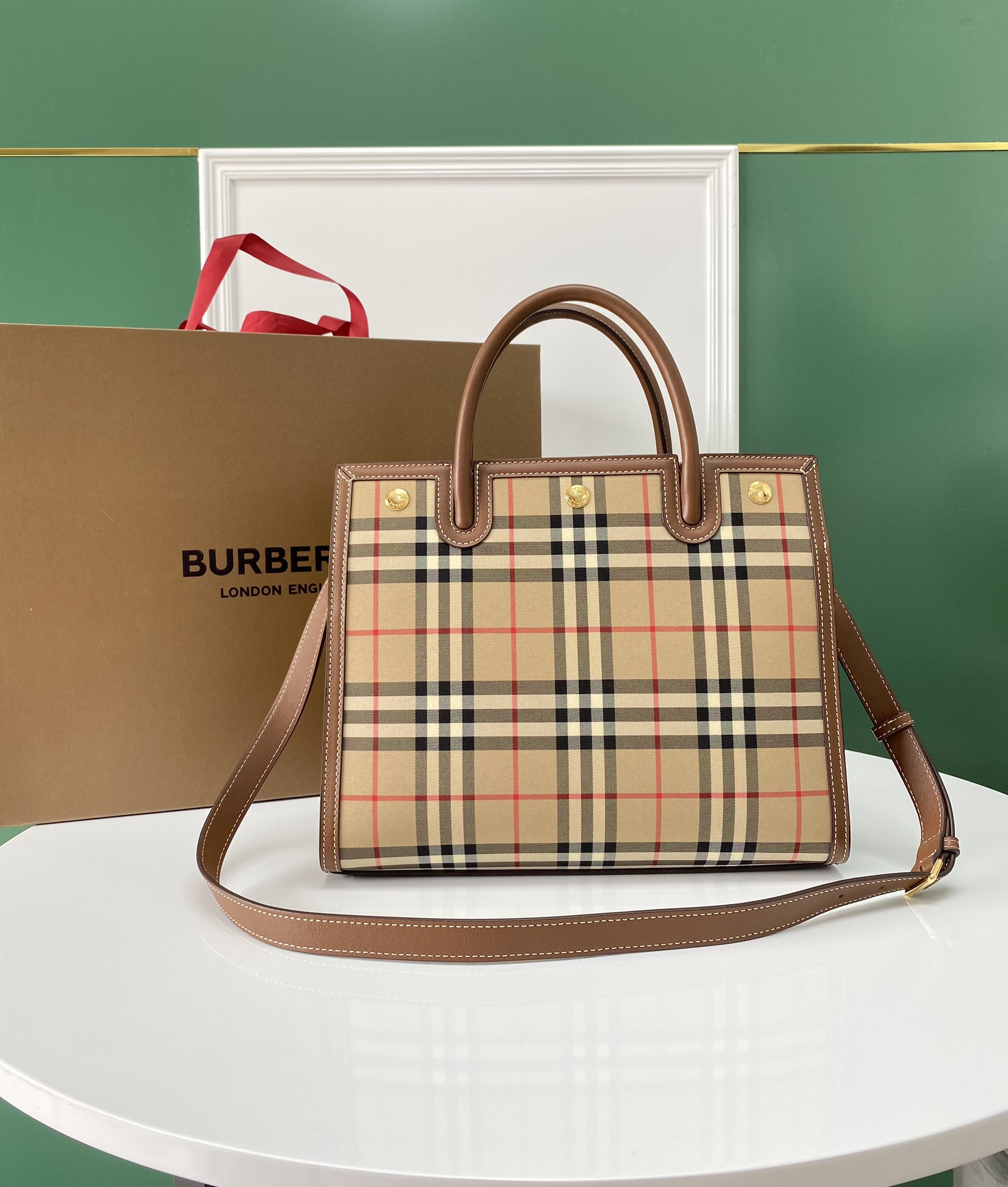 Burberry Title 266175 32 x 15 x 25cm