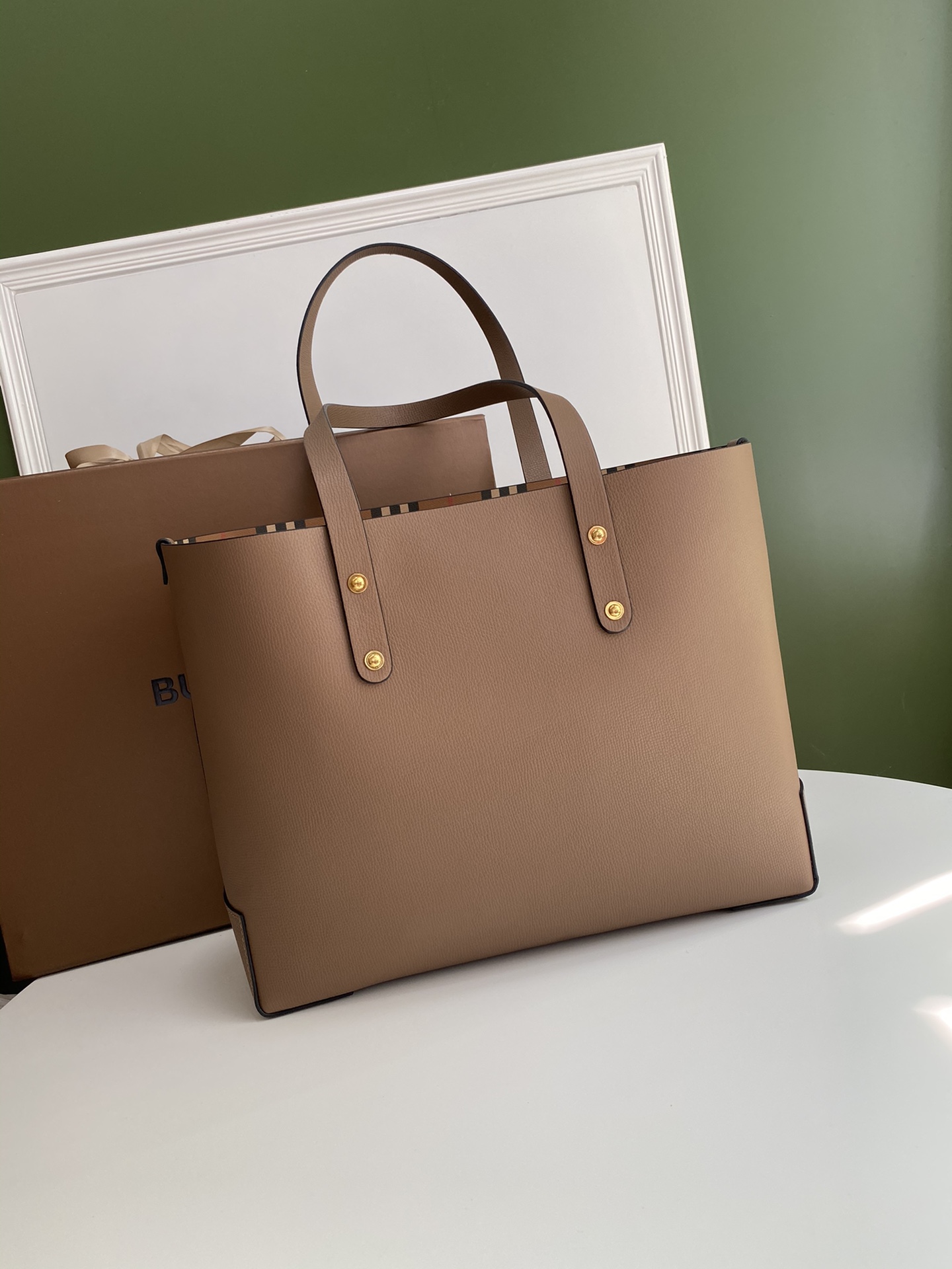Burberry 208155 (3) 35 x 12 x 29cm