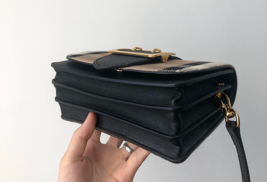 Burberry The Buckle 460160 (2) 19.5x5x12cm