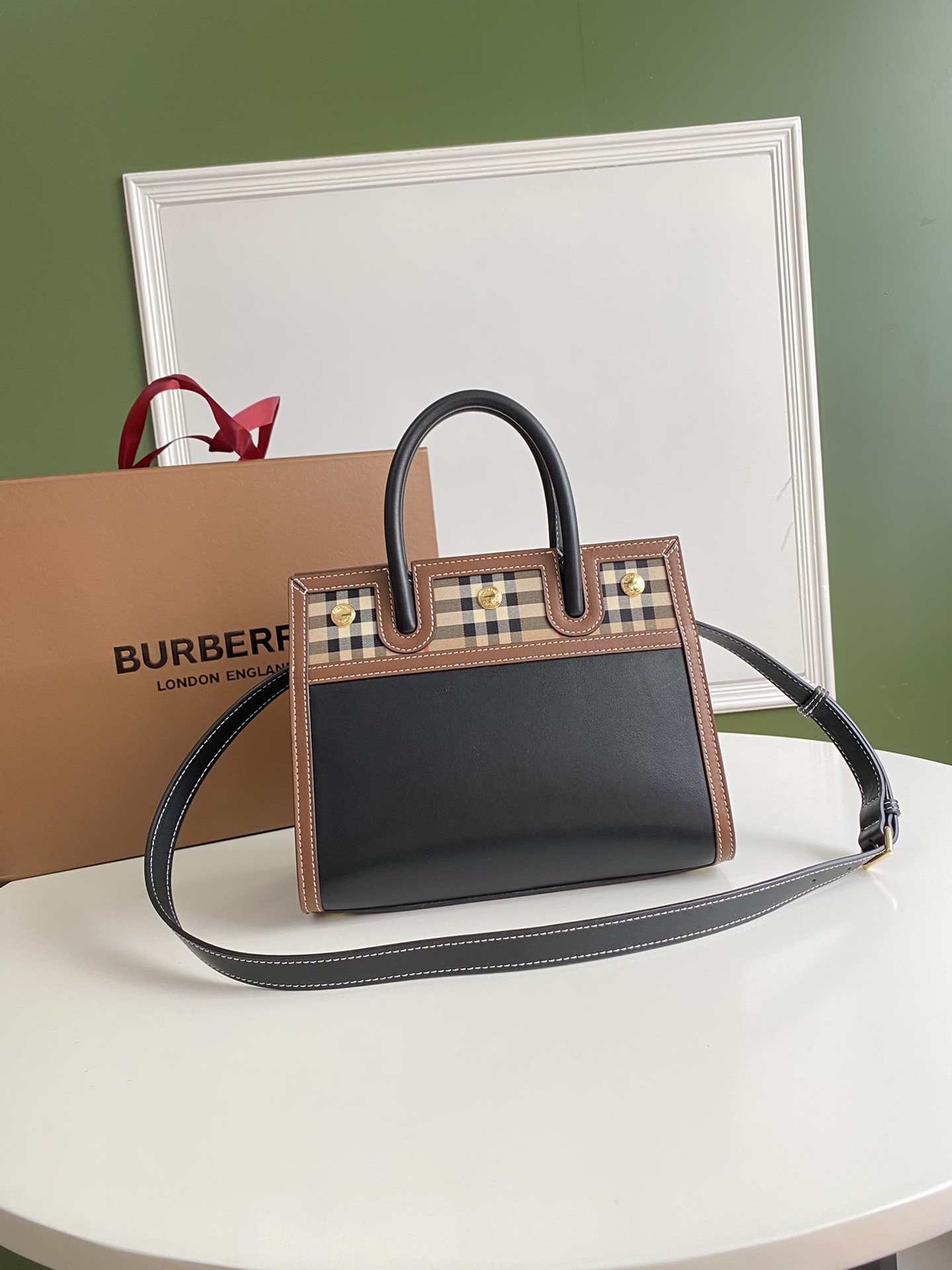 Burberry 267175 26 x 13.5 x 20cm