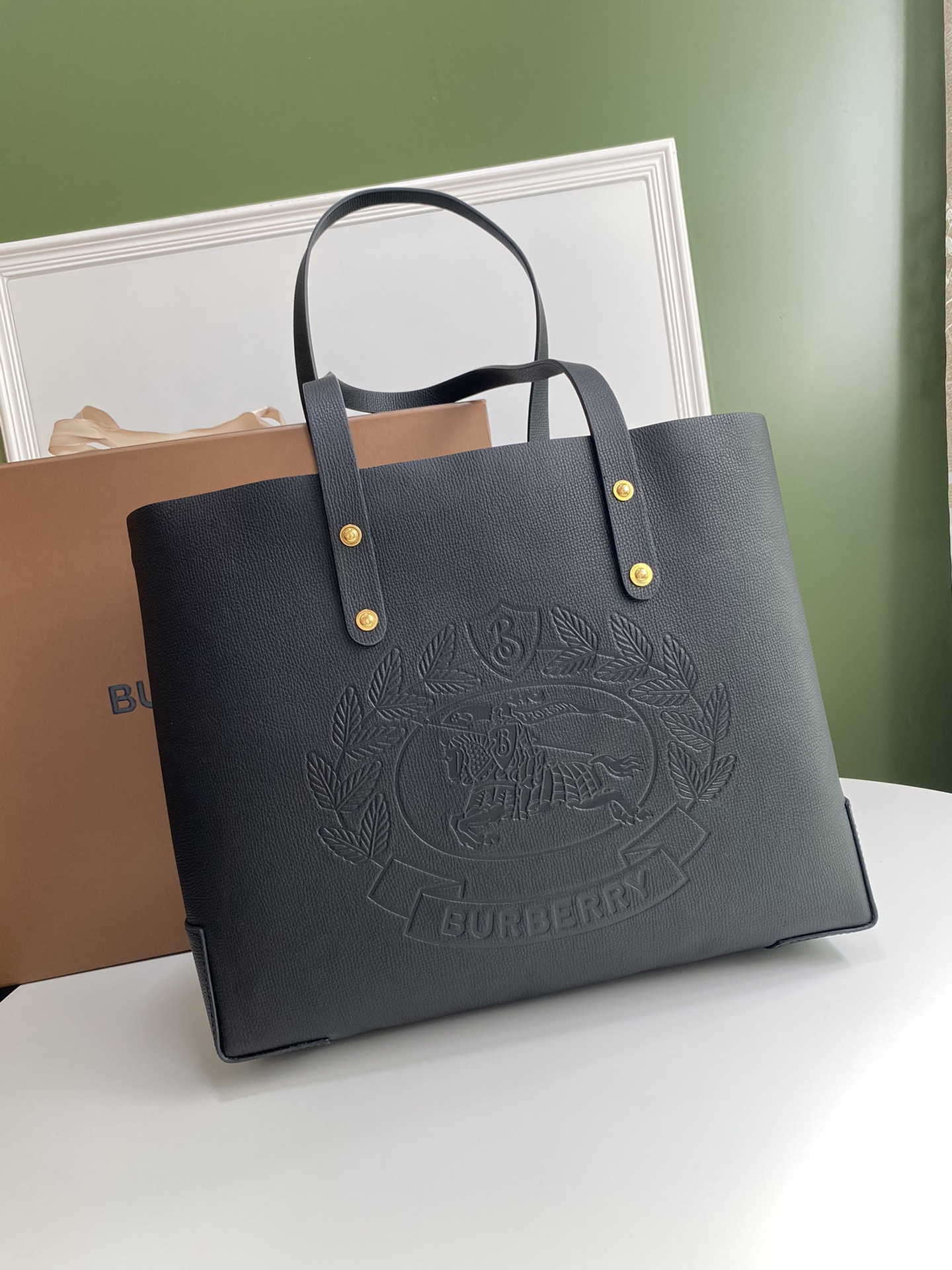 Burberry 208155 (2) 35 x 12 x 29cm