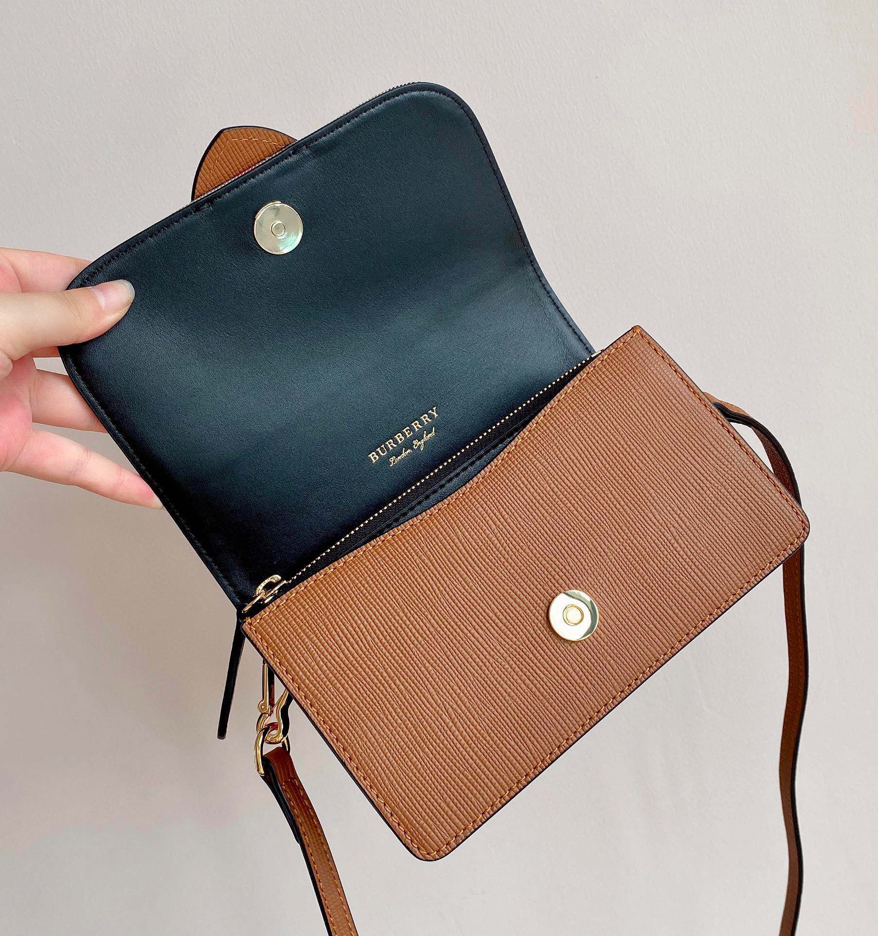 Burberry The Buckle 460160 19.5x5x12cm