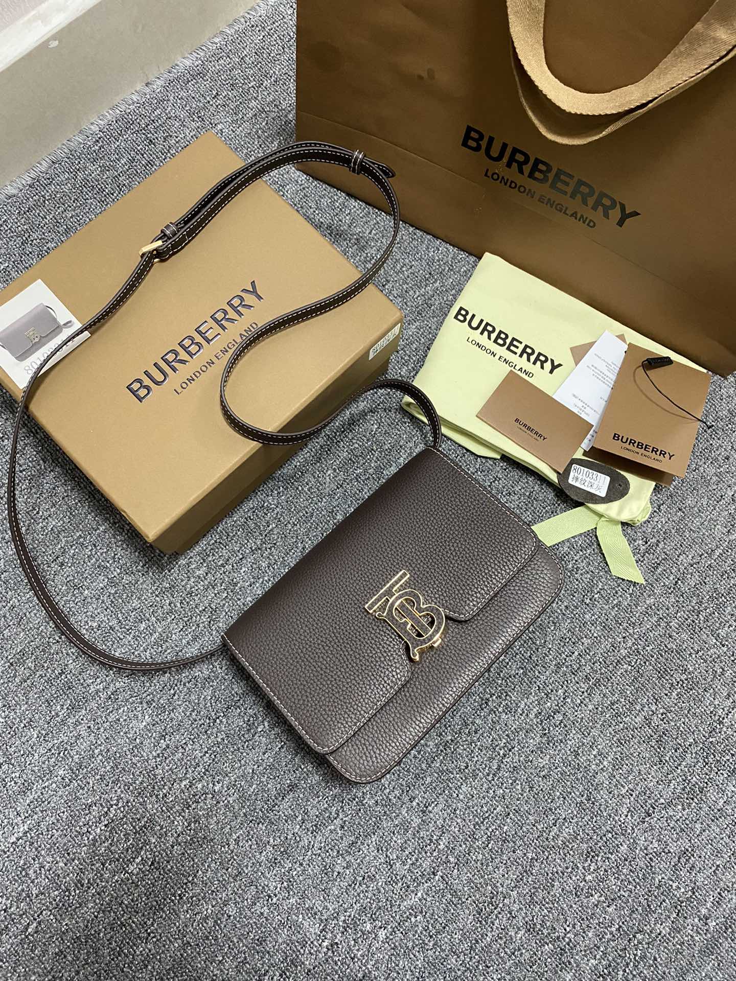 Burberry 331168 (2) 21 x 6 x 16cm