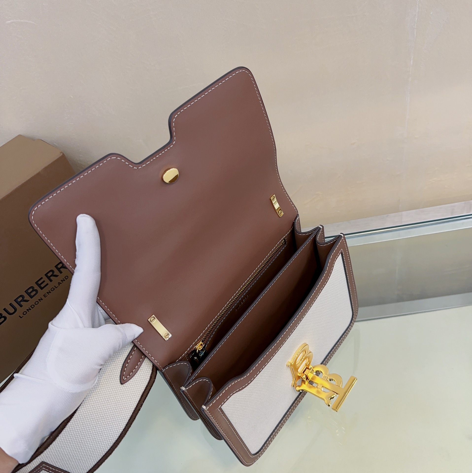 Burberry 419165 21 x 6 x 16cm