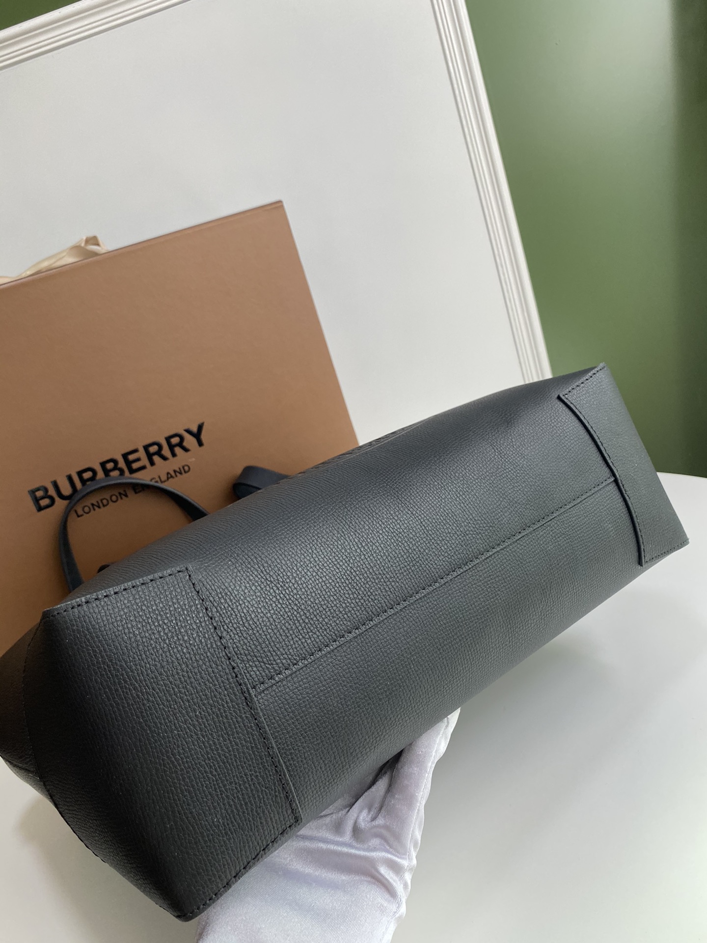 Burberry 208155 (2) 35 x 12 x 29cm