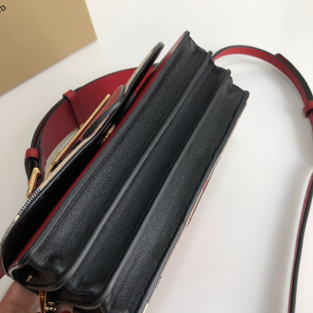Burberry The Buckle 460160 (3) 19.5x5x12cm