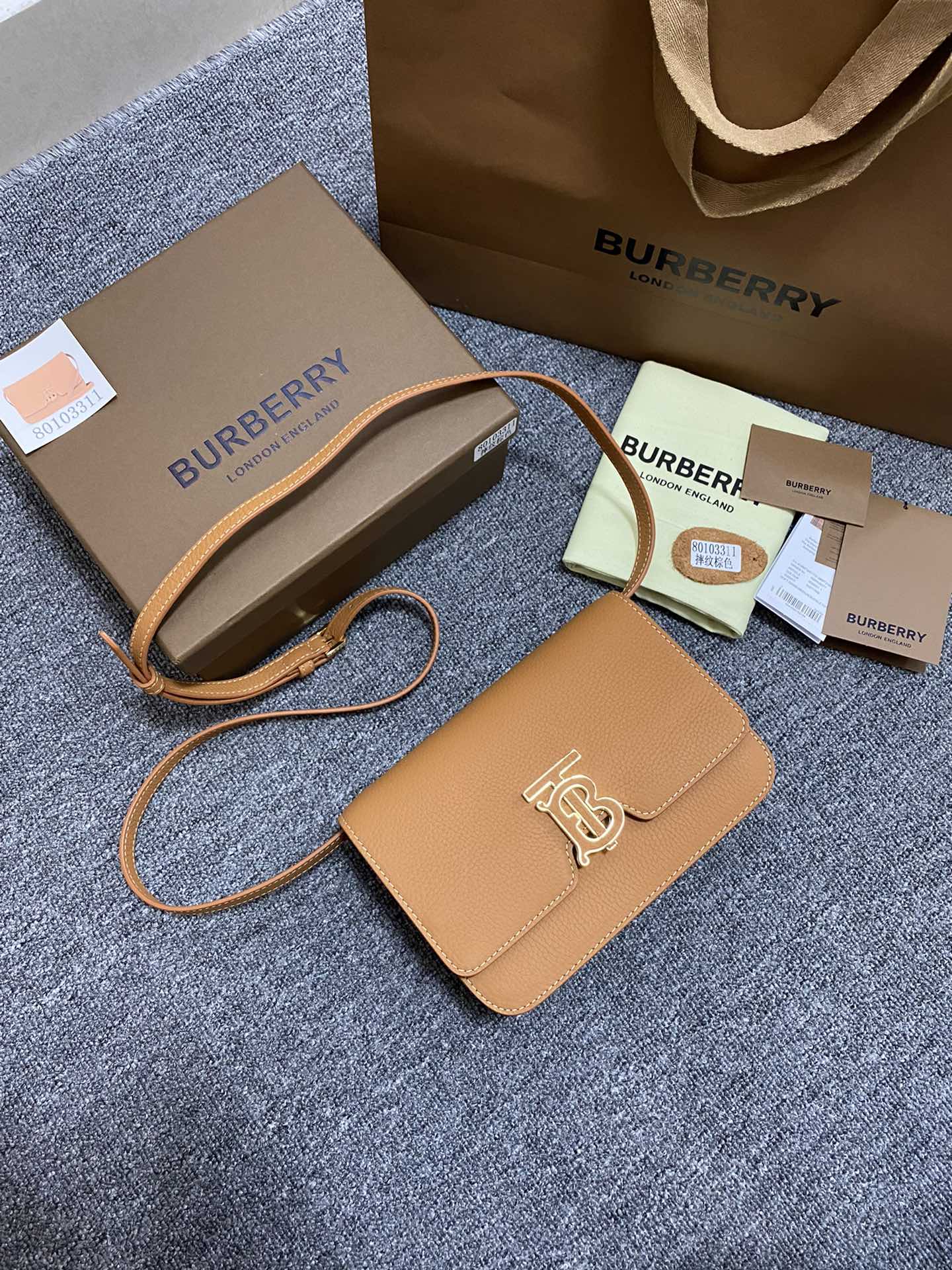 Burberry 331168 (3) 21 x 6 x 16cm