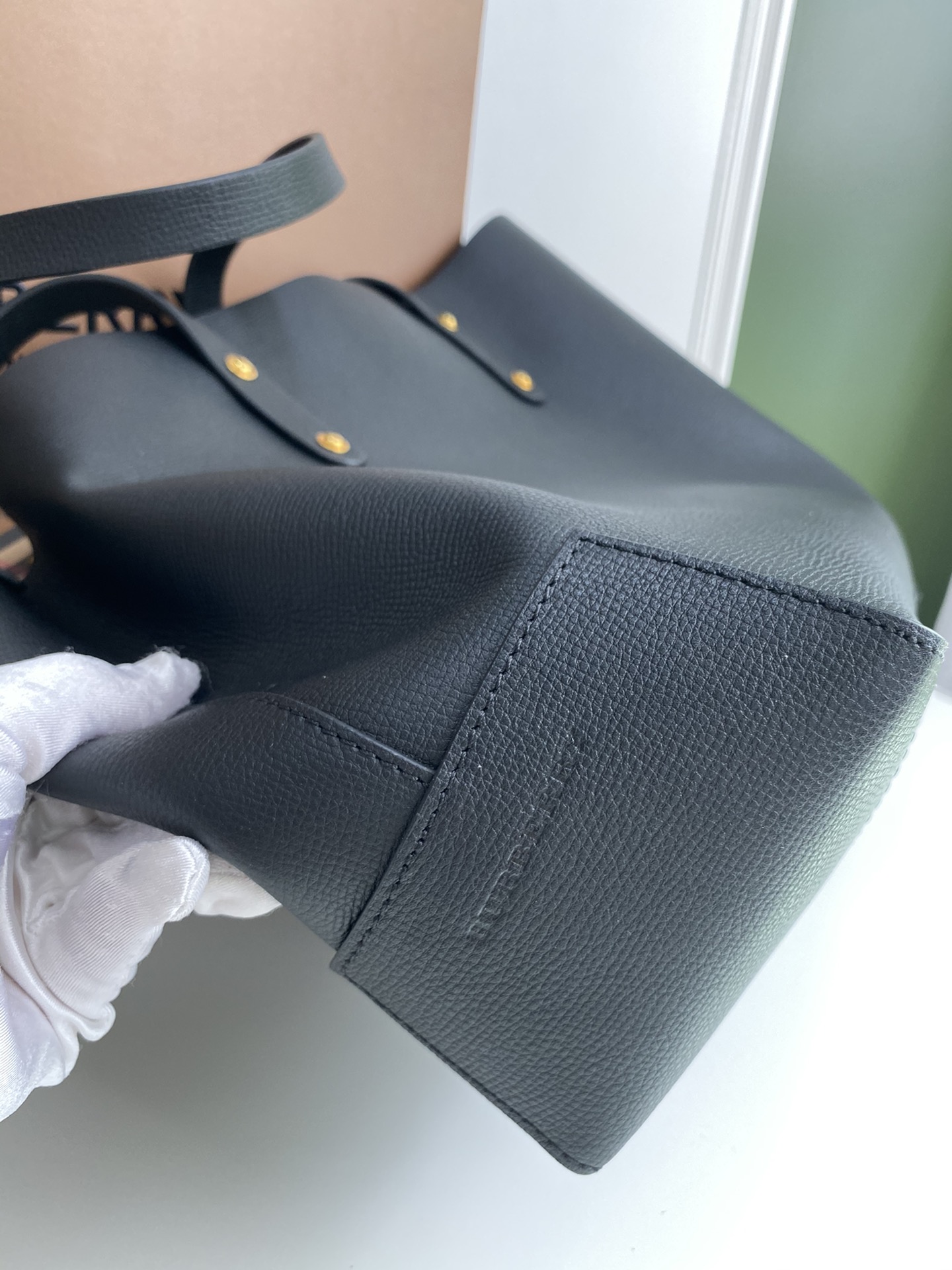 Burberry 208155 (2) 35 x 12 x 29cm