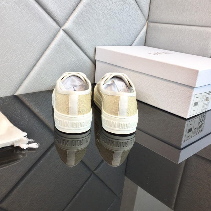 DIOR - Walk'N'Dior Platform Sneaker White Calfskin Textured With Dior Oblique Motif And Embroidered Cotton