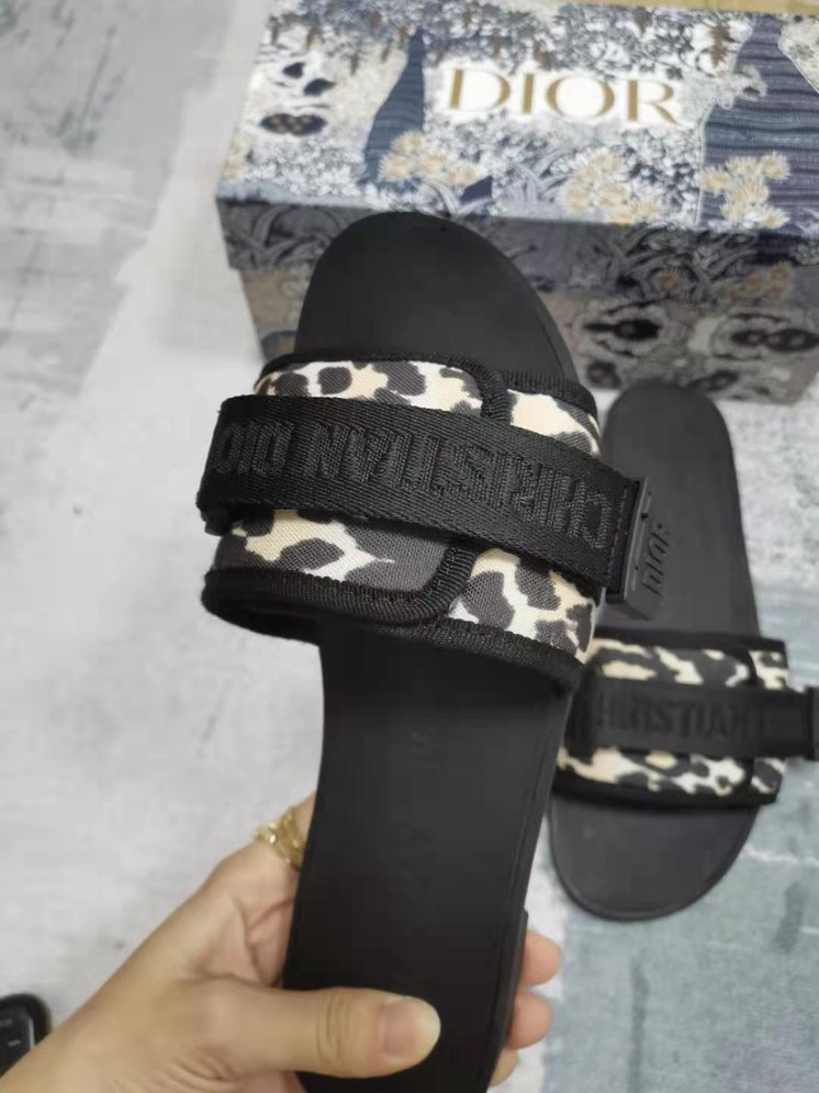 Christian Dior #7345 Fashion Slippers - Dior.is - Replica Christian Dior Sparkle and Shine with Dior-Inspired Jewelry