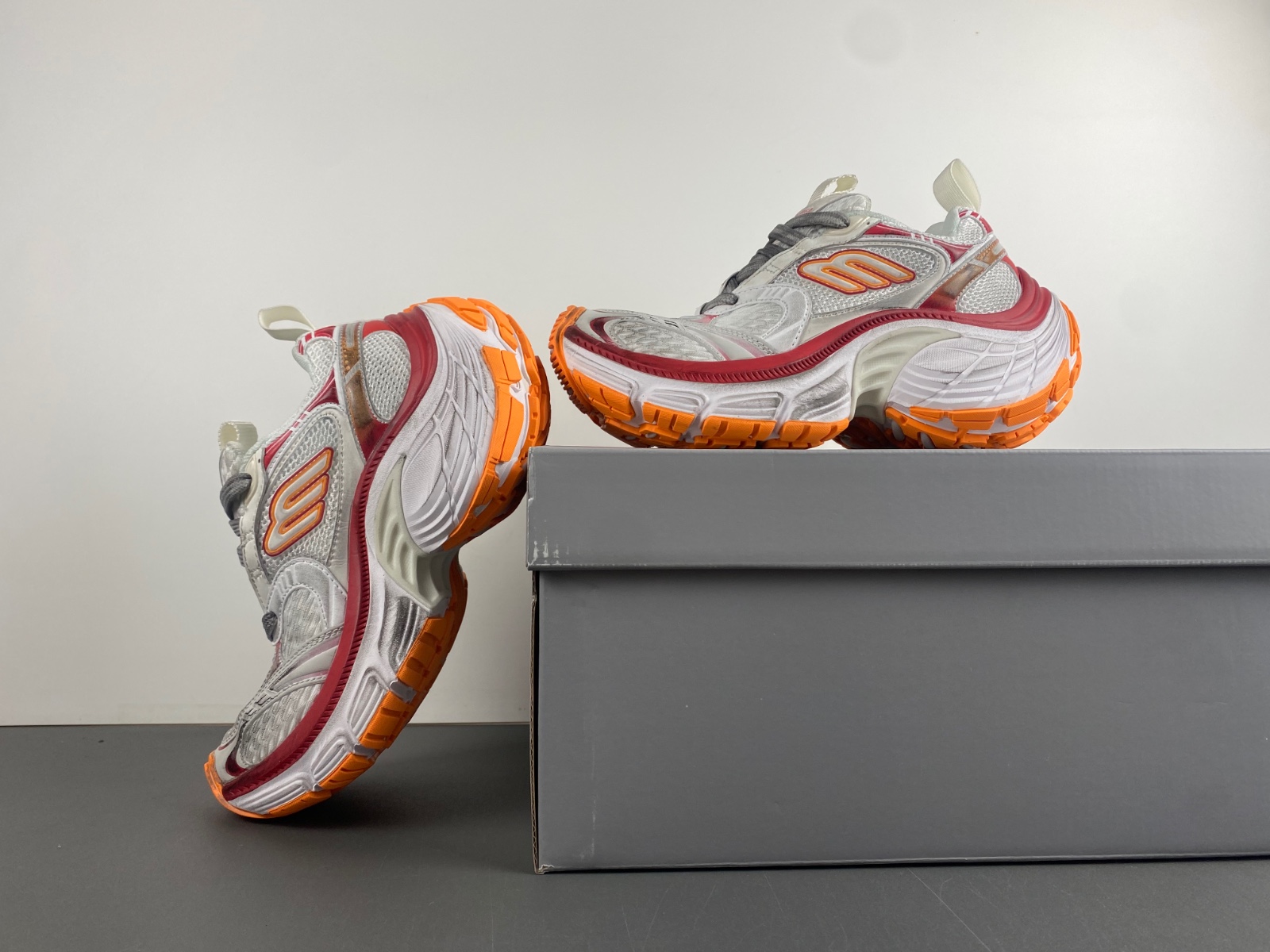 Women's 10xl Sneaker in White/red/orange  792778 W2MV2 9010I8