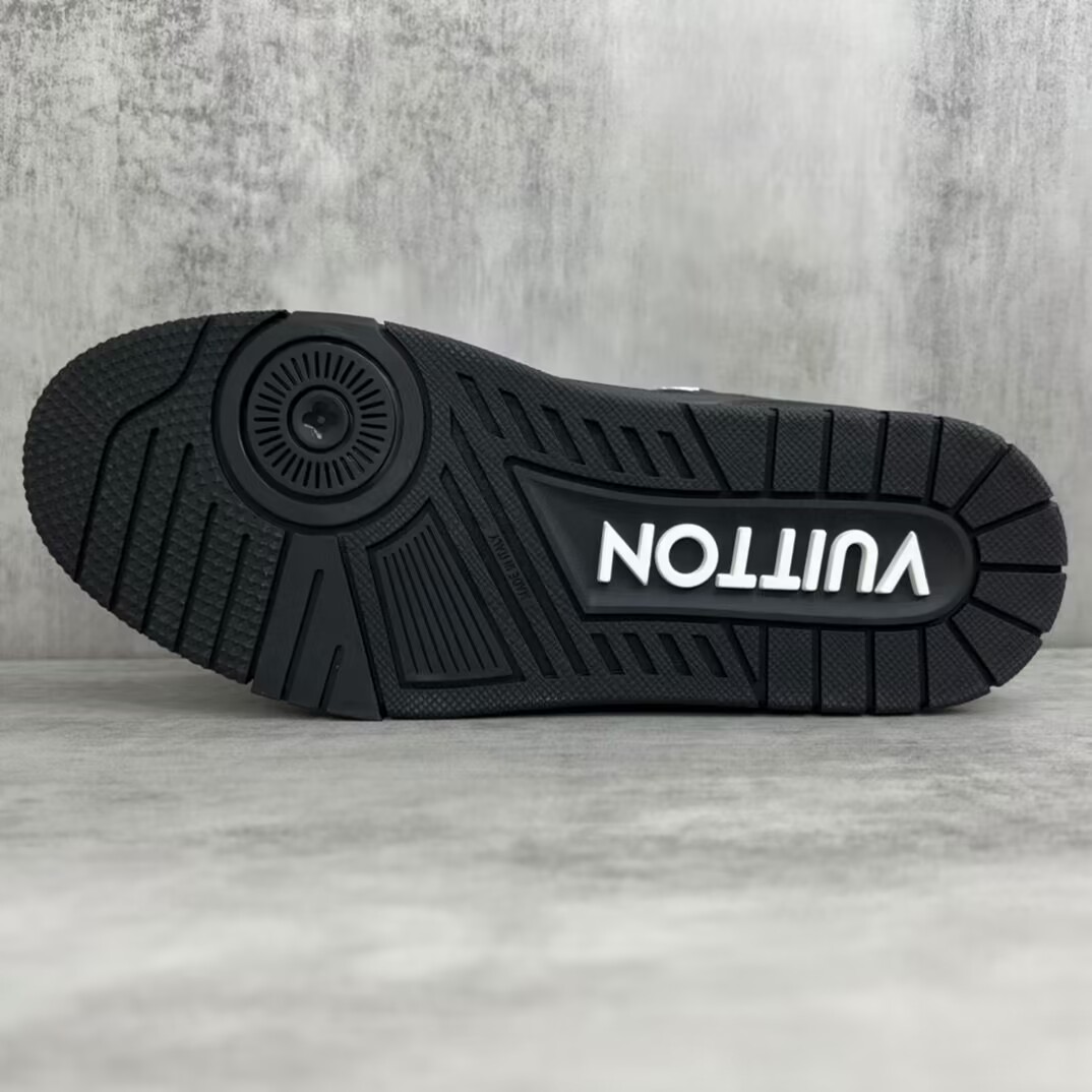 LOUIS VUITTON Trainer leather low-top lace-up fashion sneakers men's black-1AAREW