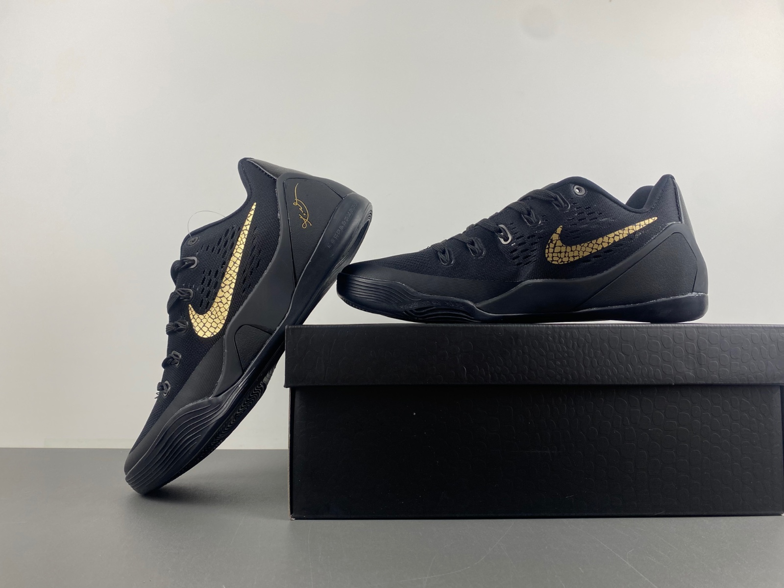 Nike Kobe 9 Black gold Gift of Mamba 646701-701