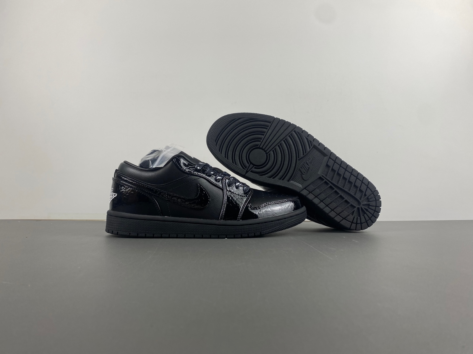 Air Jordan 1 Low 'Black Croc' HJ7743-010