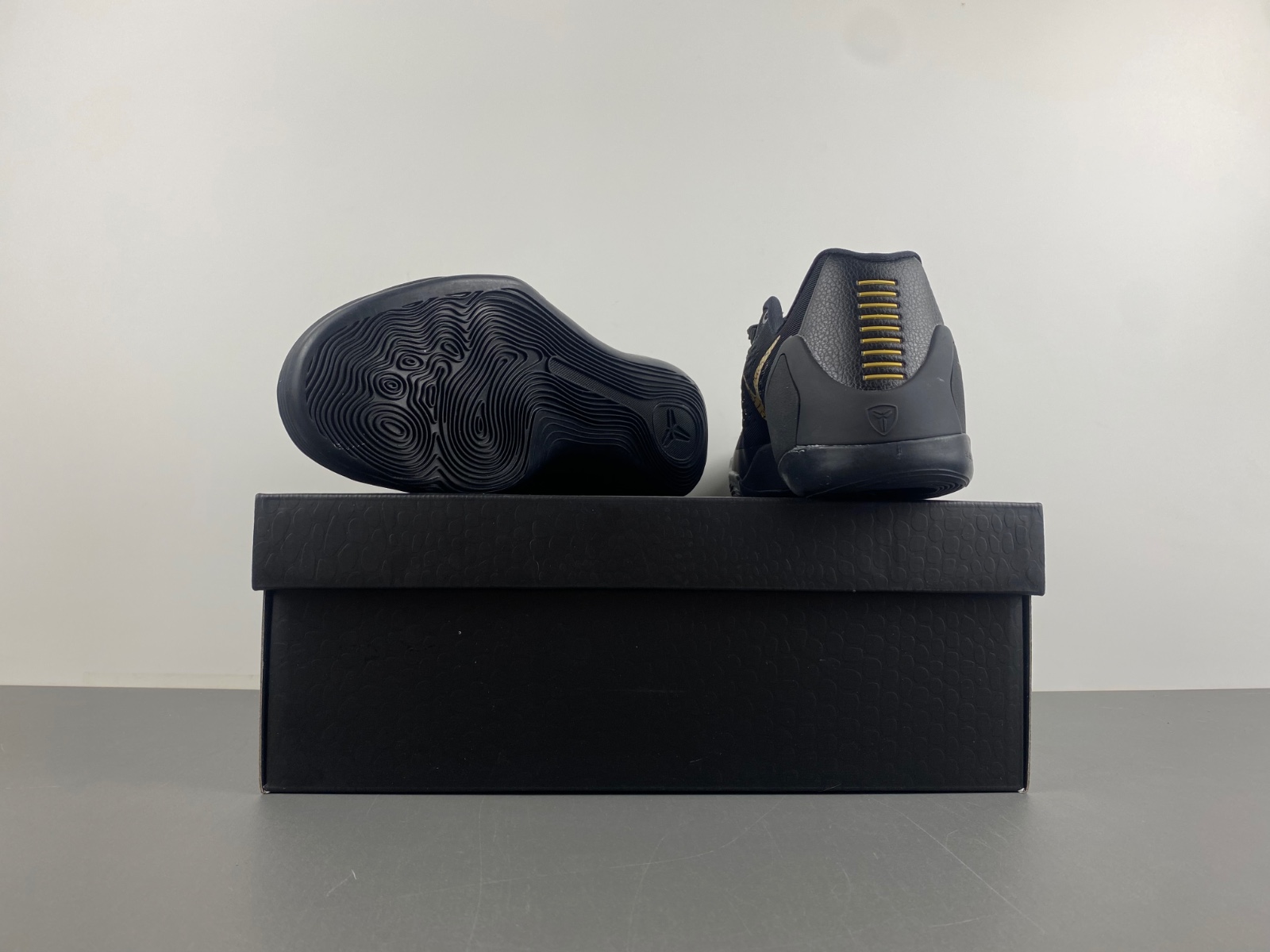 Nike Kobe 9 Black gold Gift of Mamba 646701-701