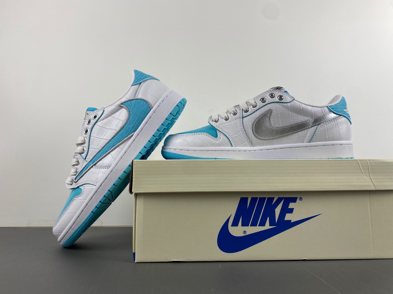 Travis Scott x Air Jordan 1 Low Branco & azul turquesa DM7866-771