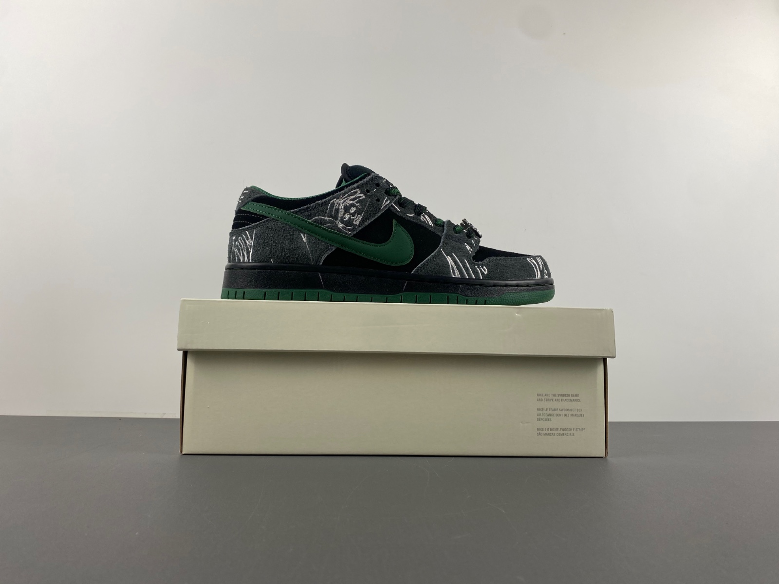there skateboards x dunk low sb black gorge green hf7743 001