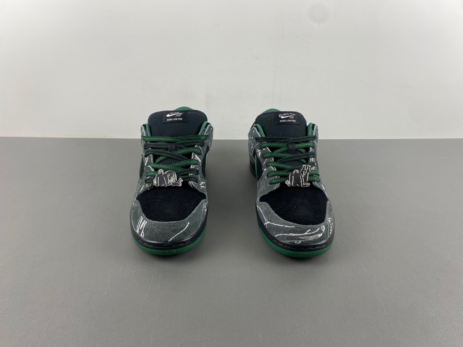 there skateboards x dunk low sb black gorge green hf7743 001