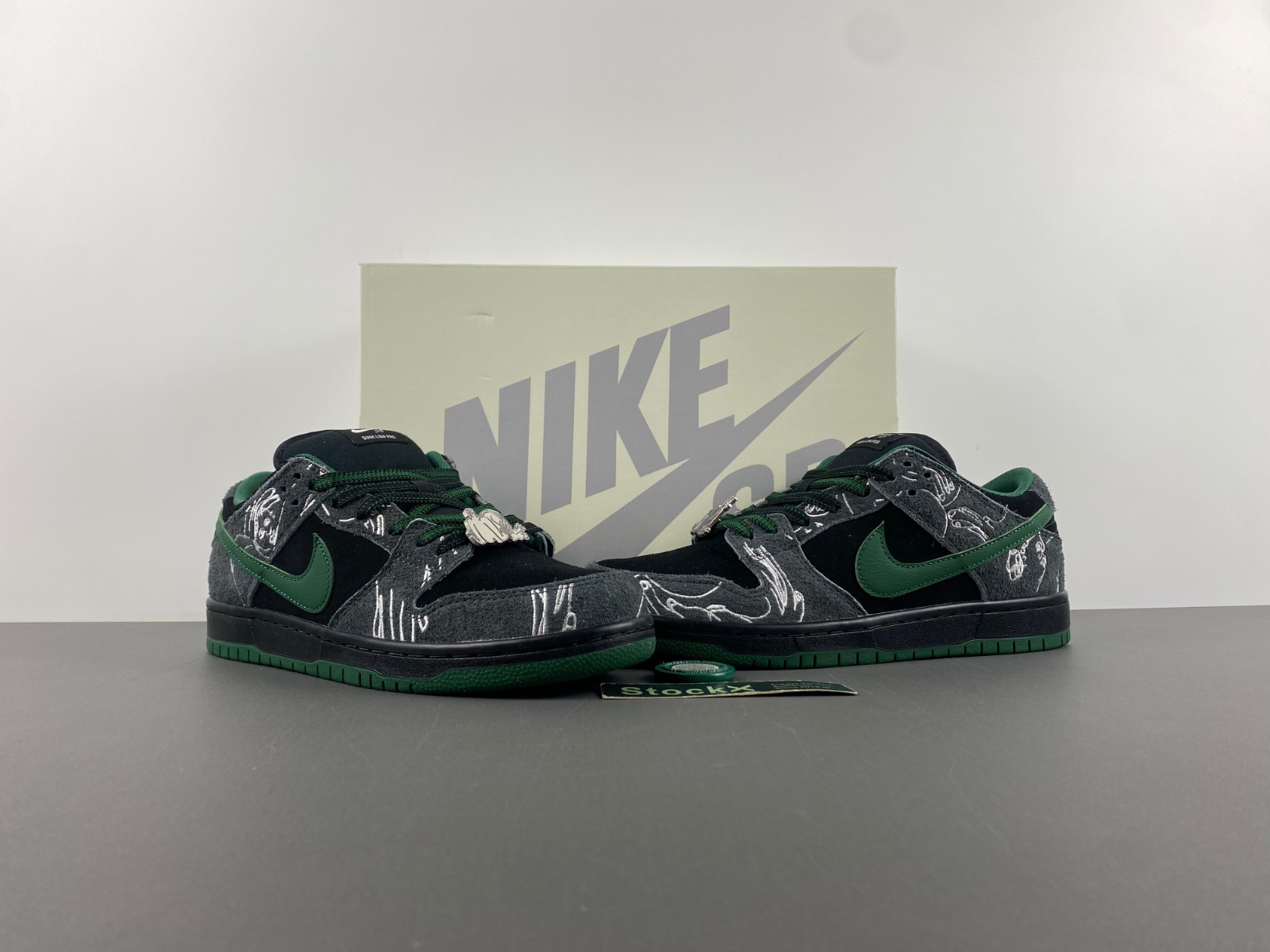 there skateboards x dunk low sb black gorge green hf7743 001
