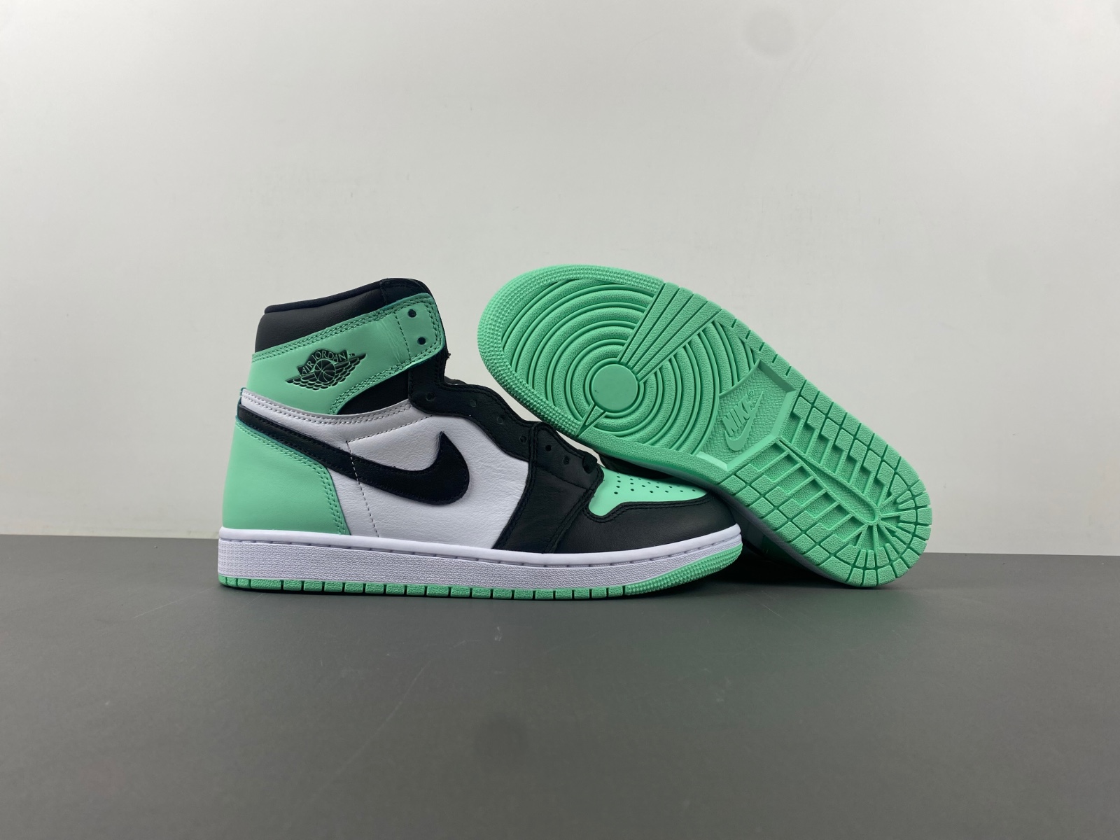 air jordan 1 retro high og green glow dz5485 130