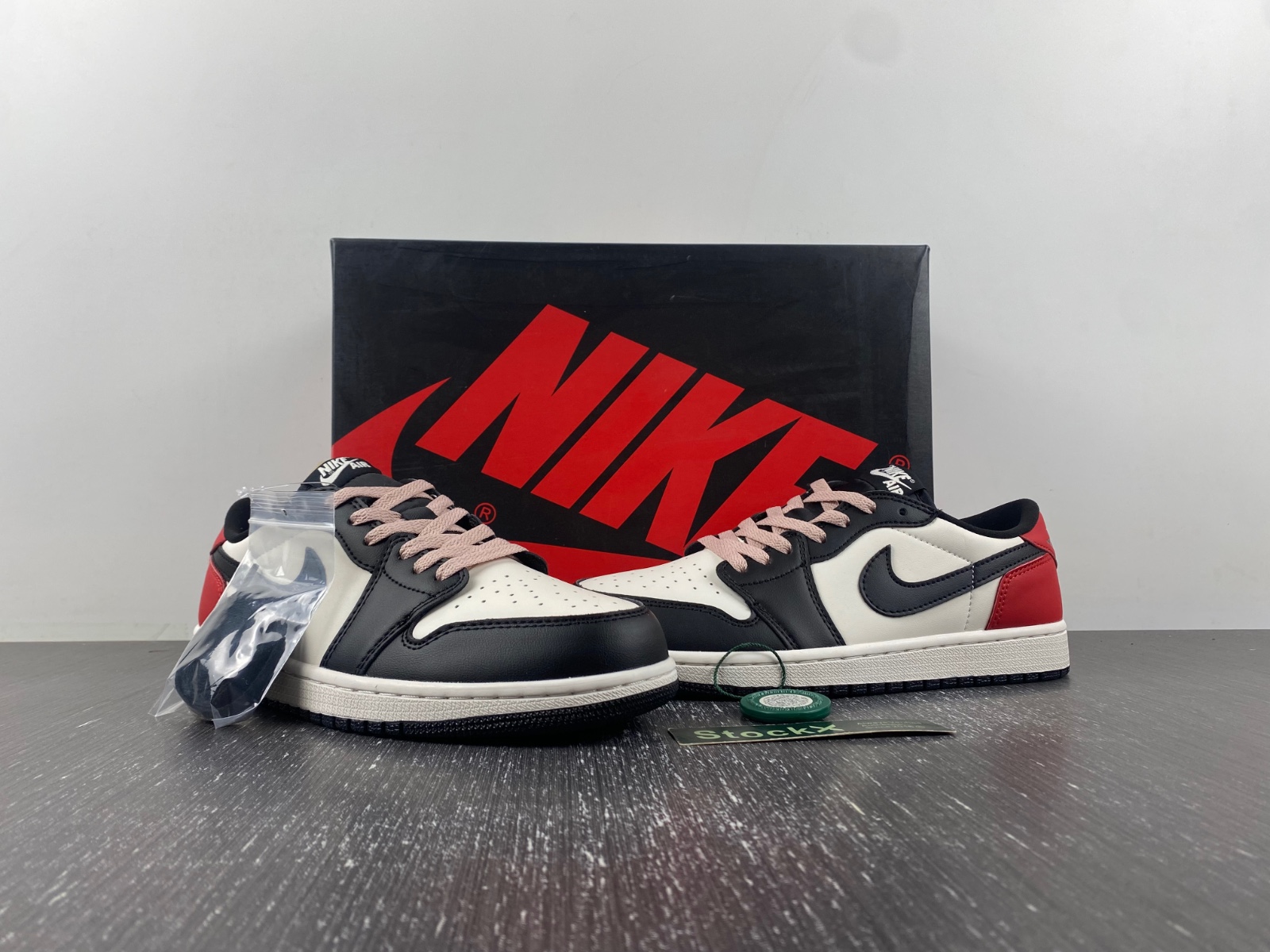 Jordan 1 Retro Low OG PSG Paris Saint-Germain